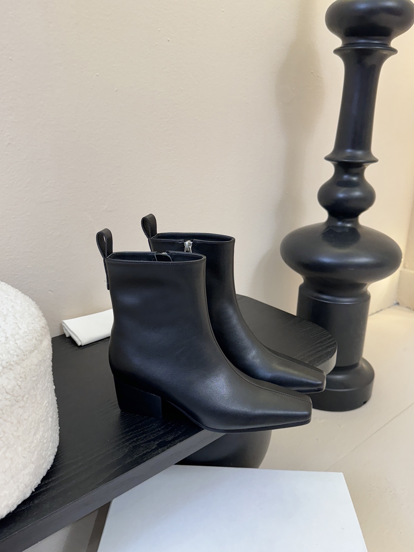 HIDEM* 𝟐𝟓𝐀𝐖新品✔️方头靴｜把酷飒高级焊在腿上 当漆皮质感撞上先锋方头 这双靴直接改写秋冬时髦