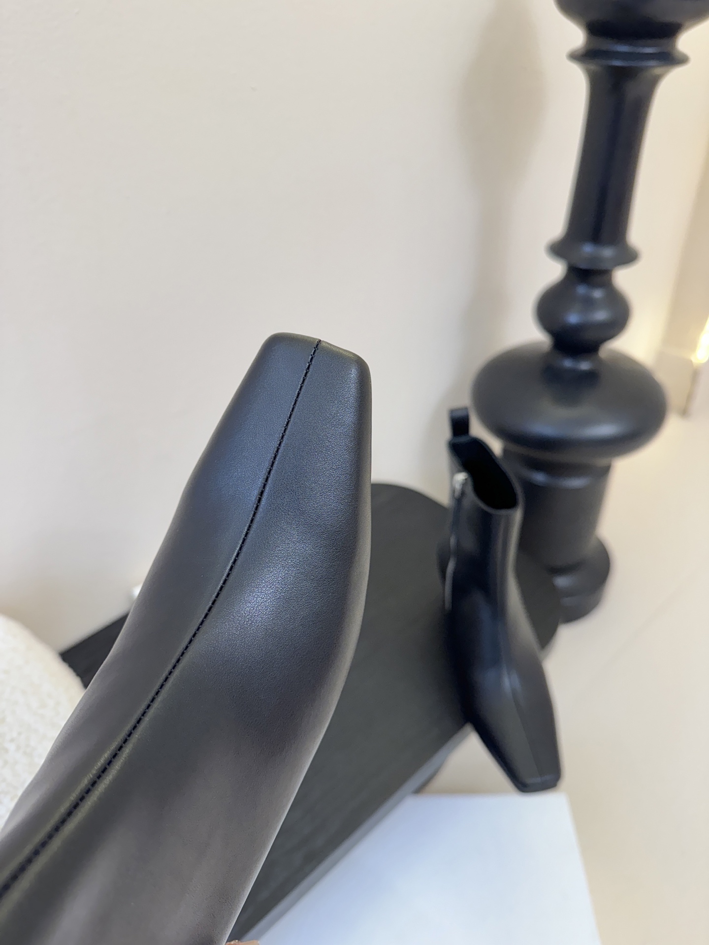 HIDEM* 𝟐𝟓𝐀𝐖新品✔️方头靴｜把酷飒高级焊在腿上 当漆皮质感撞上先锋方头 这双靴直接改写秋冬时髦