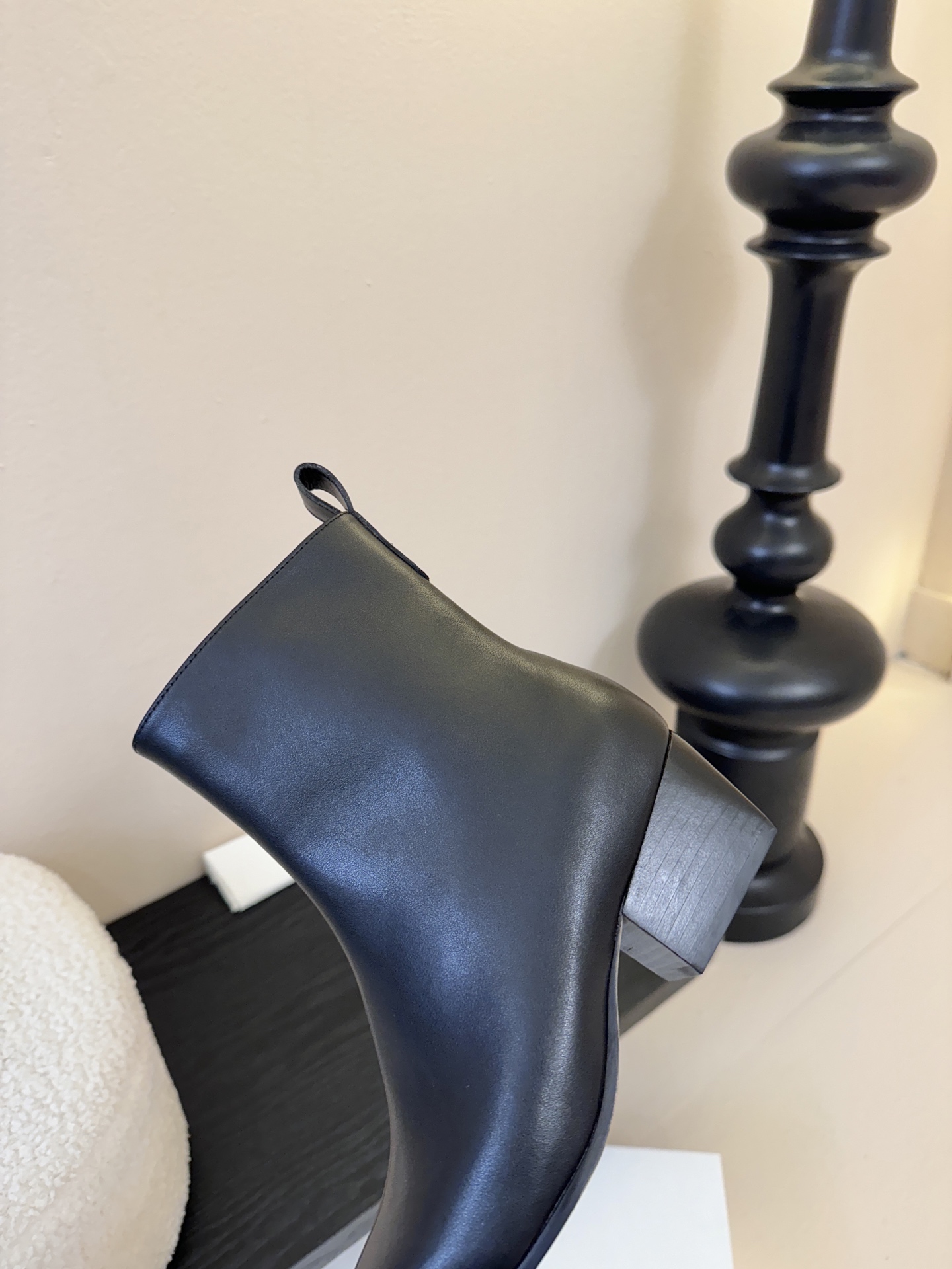 HIDEM* 𝟐𝟓𝐀𝐖新品✔️方头靴｜把酷飒高级焊在腿上 当漆皮质感撞上先锋方头 这双靴直接改写秋冬时髦