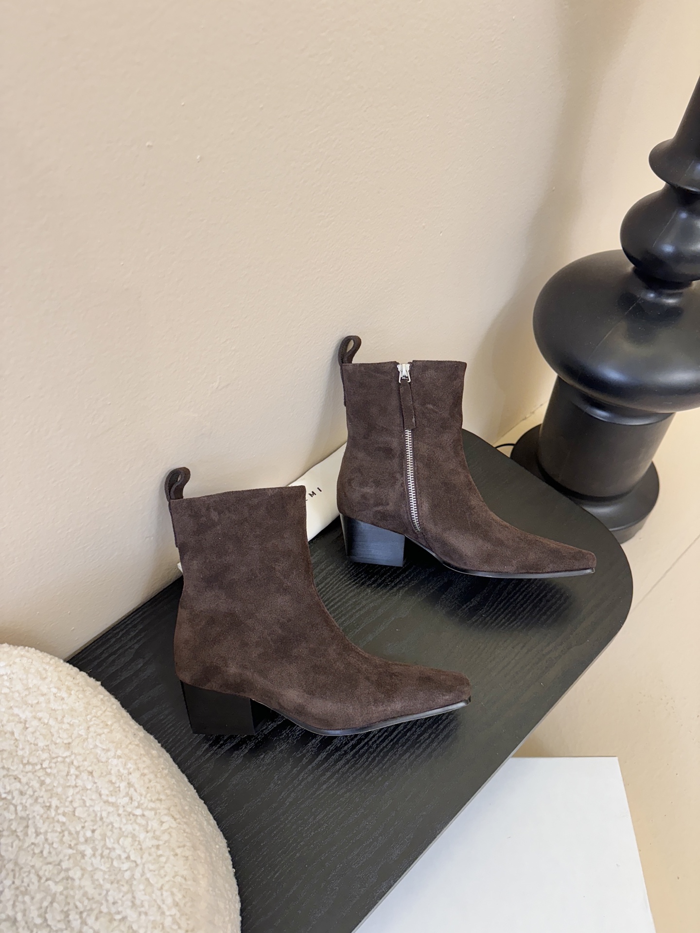 HIDEM* 𝟐𝟓𝐀𝐖新品✔️方头靴｜把酷飒高级焊在腿上 当漆皮质感撞上先锋方头 这双靴直接改写秋冬时髦