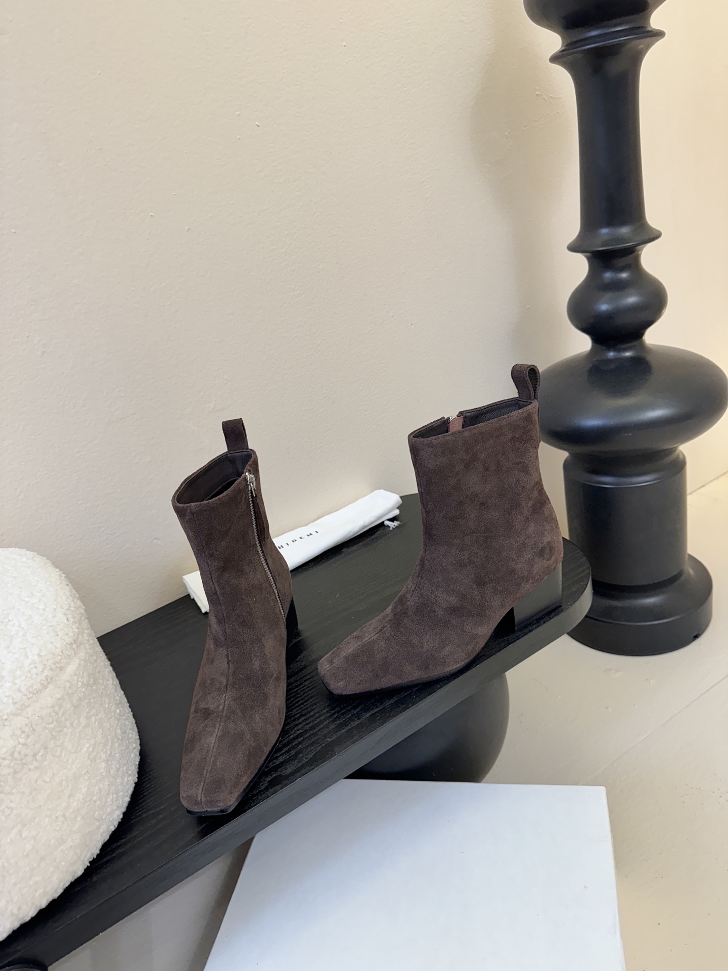 HIDEM* 𝟐𝟓𝐀𝐖新品✔️方头靴｜把酷飒高级焊在腿上 当漆皮质感撞上先锋方头 这双靴直接改写秋冬时髦