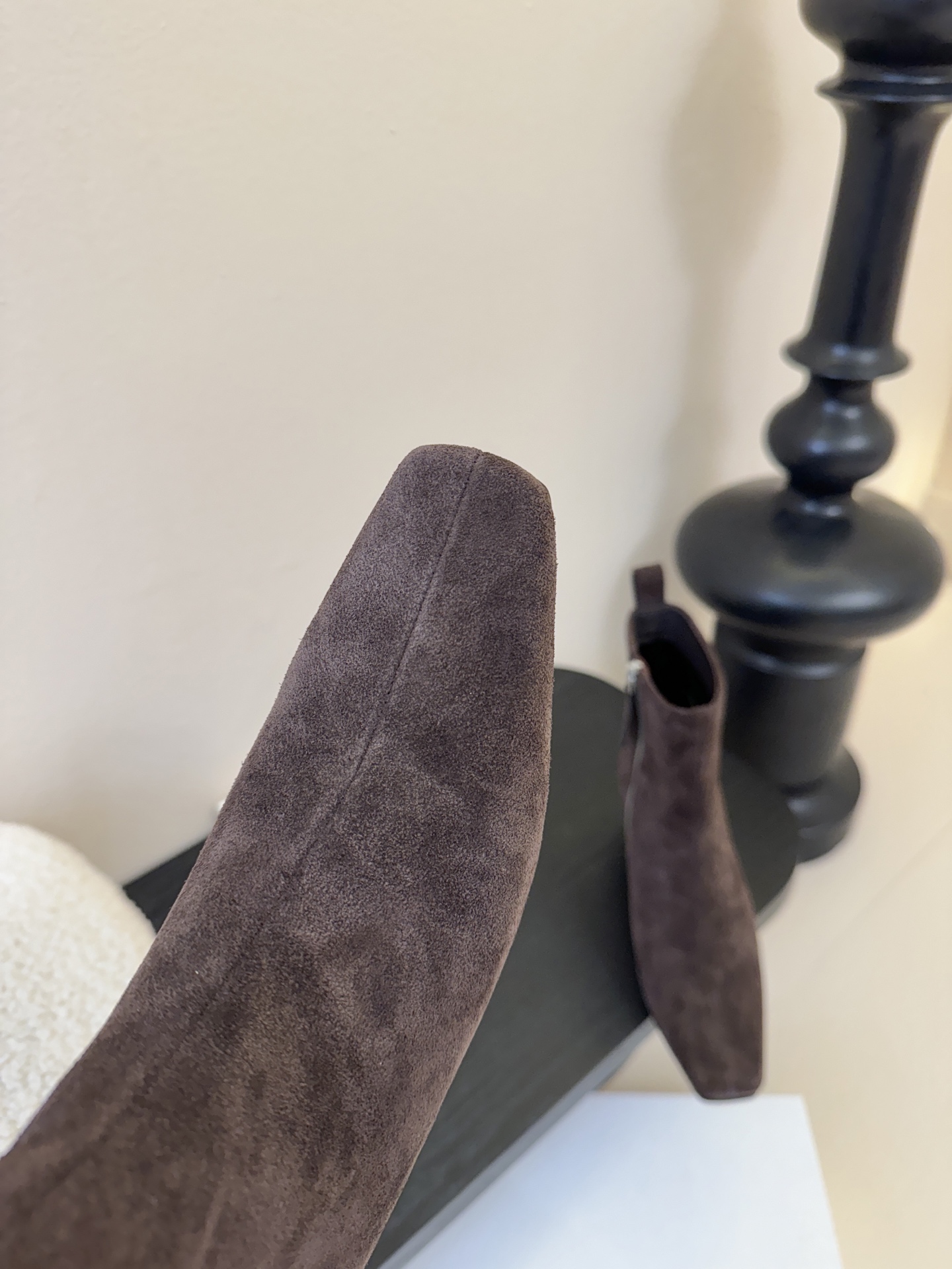 HIDEM* 𝟐𝟓𝐀𝐖新品✔️方头靴｜把酷飒高级焊在腿上 当漆皮质感撞上先锋方头 这双靴直接改写秋冬时髦