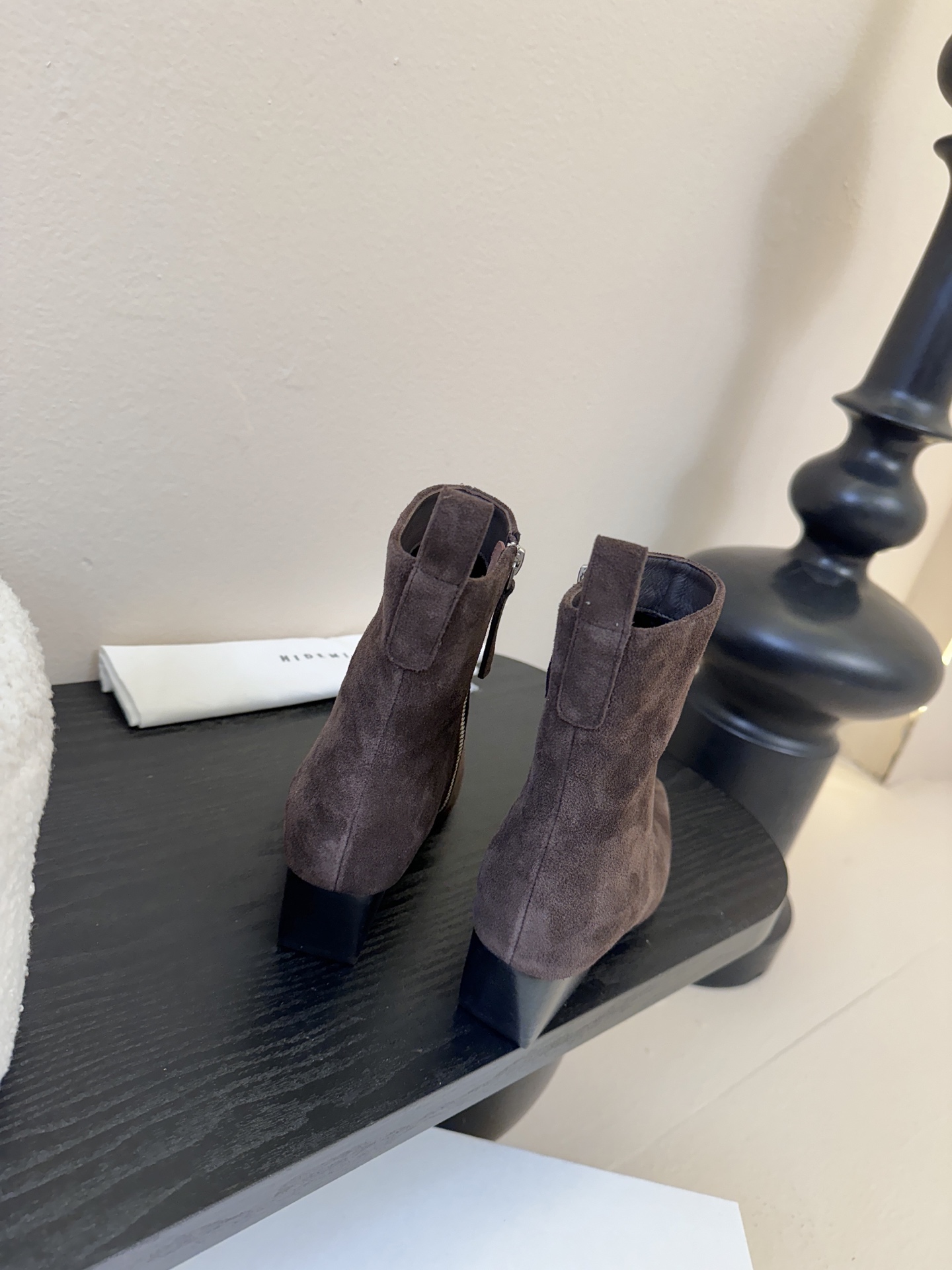 HIDEM* 𝟐𝟓𝐀𝐖新品✔️方头靴｜把酷飒高级焊在腿上 当漆皮质感撞上先锋方头 这双靴直接改写秋冬时髦