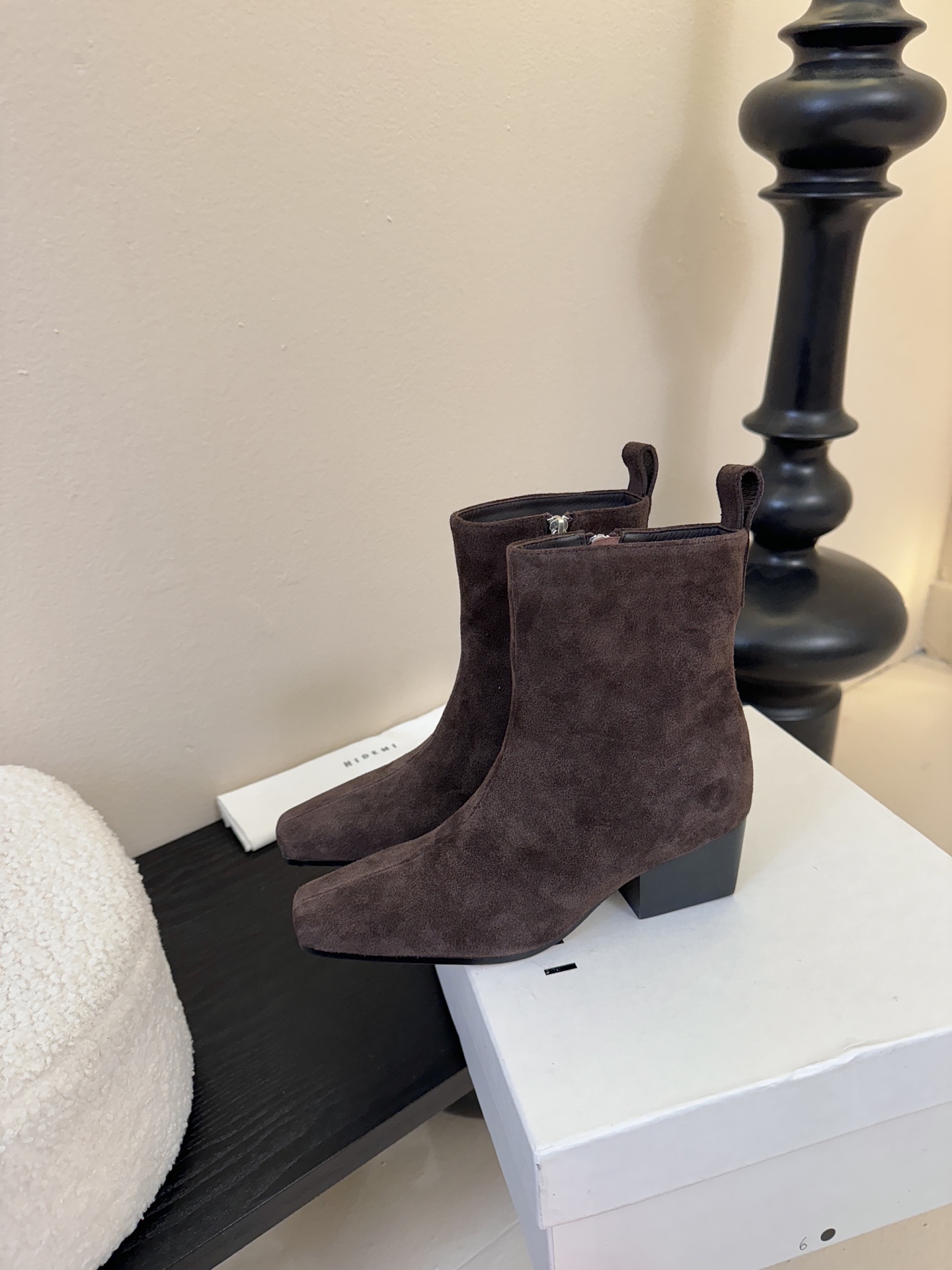 HIDEM* 𝟐𝟓𝐀𝐖新品✔️方头靴｜把酷飒高级焊在腿上 当漆皮质感撞上先锋方头 这双靴直接改写秋冬时髦