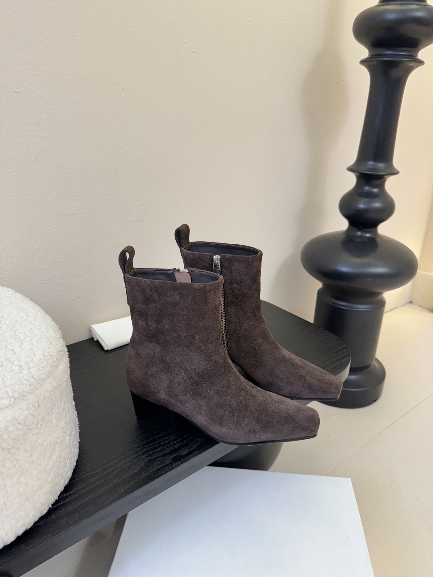 HIDEM* 𝟐𝟓𝐀𝐖新品✔️方头靴｜把酷飒高级焊在腿上 当漆皮质感撞上先锋方头 这双靴直接改写秋冬时髦