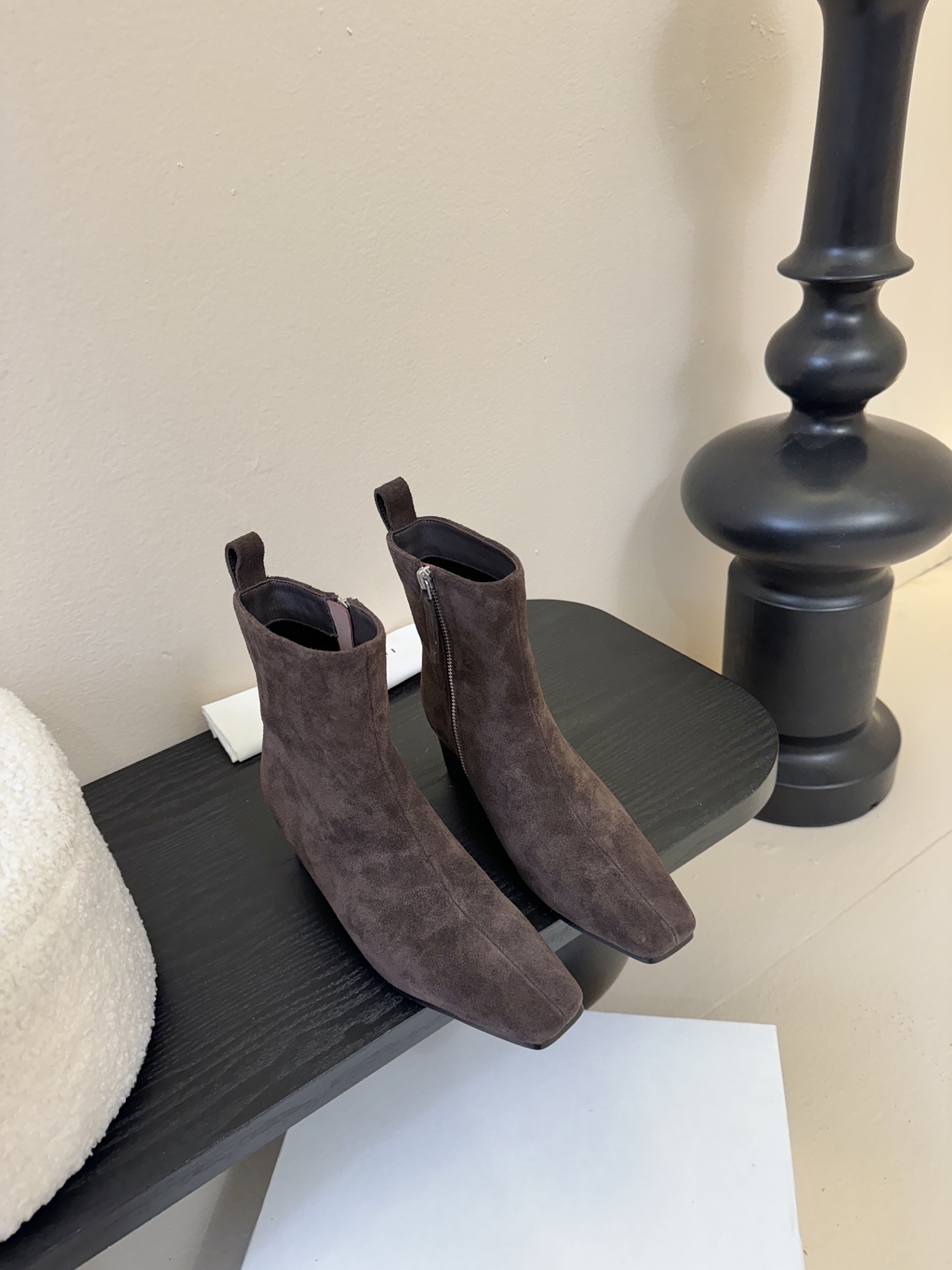 NO:593450,HIDEM* New Product Square Toe Boots | Weld cool and high-end to the legs. Patent leather texture hits the avant-garde square toe. This pair of boots directly rewrites the fashion rules for autumn and winter. Neat zipper + personalized shoe shape. The black is pure and bright and eye-catching. Every step releases the high-end aura of 'keep away from strangers'. HIDEMI's design ingenuity allows you to easily capture the niche coolness. From now on, your outfit will no longer be mediocre. The upper is imported cow patent leather, cowhide and suede.  Imported sheepskin lining ZP molded outsole 35-39 (set at 40.41), boots, boots, cowhide, sheepskin, chamois leather19860909HIDEM* 新品 方头靴｜把酷飒高级焊在腿上 当漆皮质感撞上先锋方头 这双靴直接改写秋冬时髦规则 利落拉链+个性鞋型 黑得纯粹又亮得吸睛 每一步都在释放“生人勿近”的高级气场 HIDEMI的设计巧思 让你轻松拿捏小众酷感 从此穿搭不再平庸 鞋面进口牛漆皮.牛皮.麂皮 内里进口羊皮 ZP开模大底 35-39（40.41定）,靴子,boots,cowhide,sheepskin,chamois leather,Women's Shoes