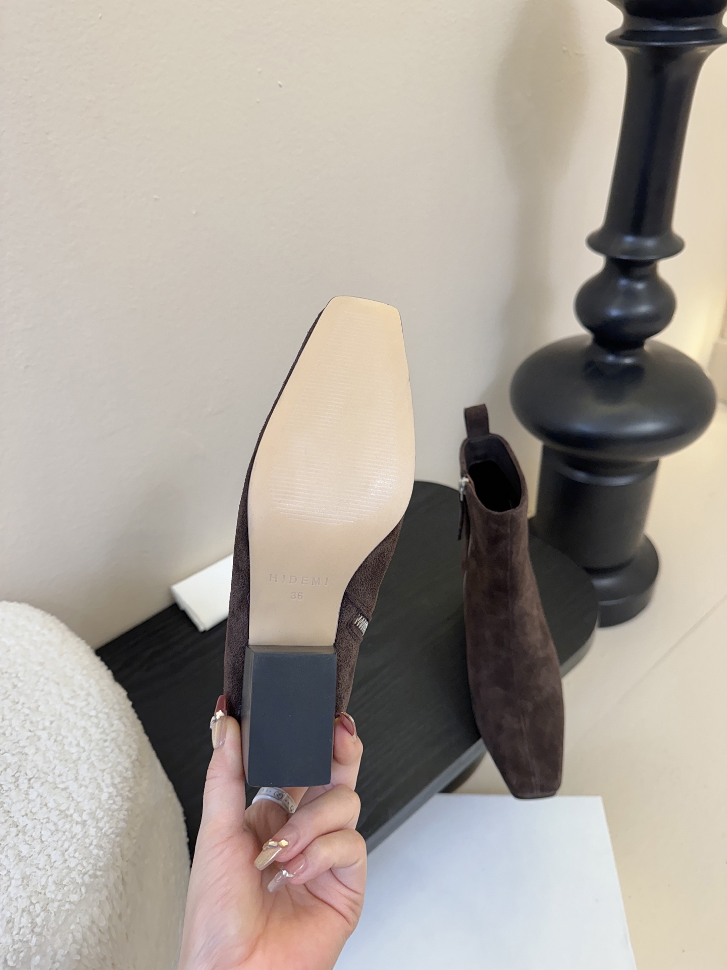 HIDEM* 𝟐𝟓𝐀𝐖新品✔️方头靴｜把酷飒高级焊在腿上 当漆皮质感撞上先锋方头 这双靴直接改写秋冬时髦