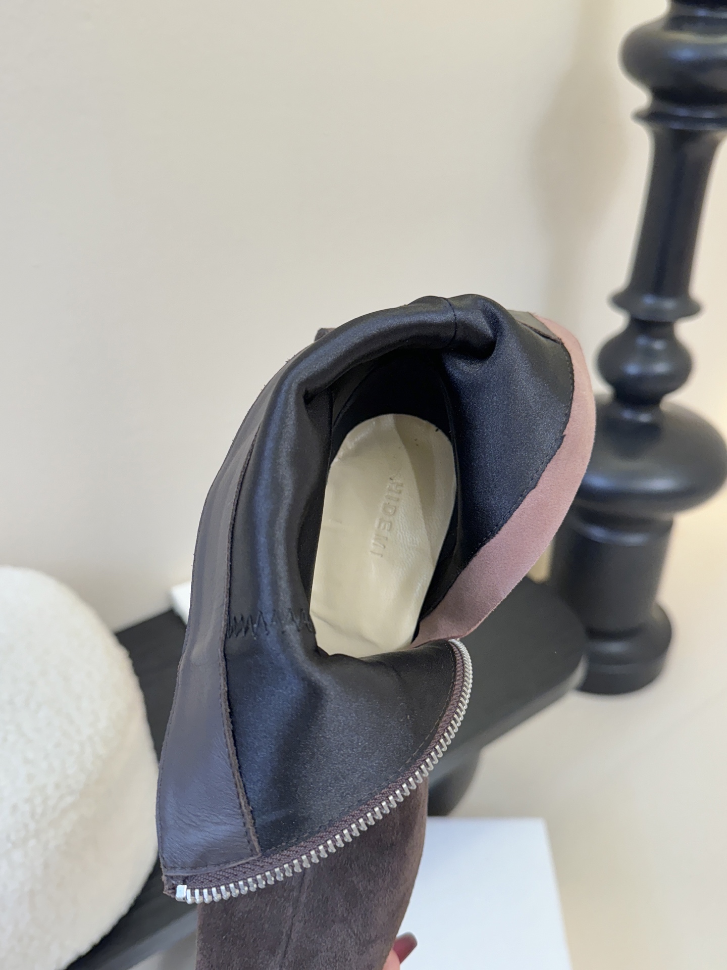 HIDEM* 𝟐𝟓𝐀𝐖新品✔️方头靴｜把酷飒高级焊在腿上 当漆皮质感撞上先锋方头 这双靴直接改写秋冬时髦