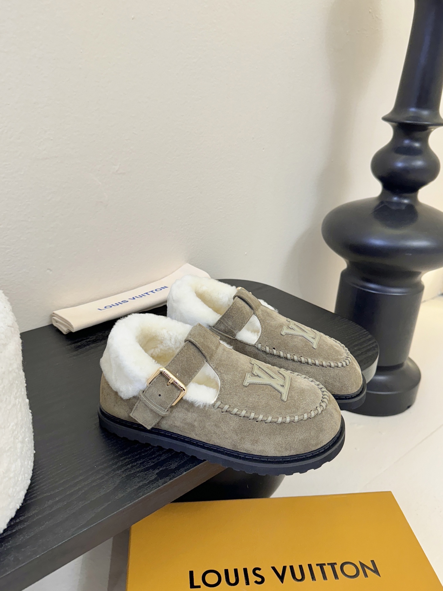 LV fw 秋冬可爱毛毛鞋，勃肯鞋型体，玛丽珍T待设计 把时髦想要的元素融为一体！鞋面用皮条纯手工缝制，