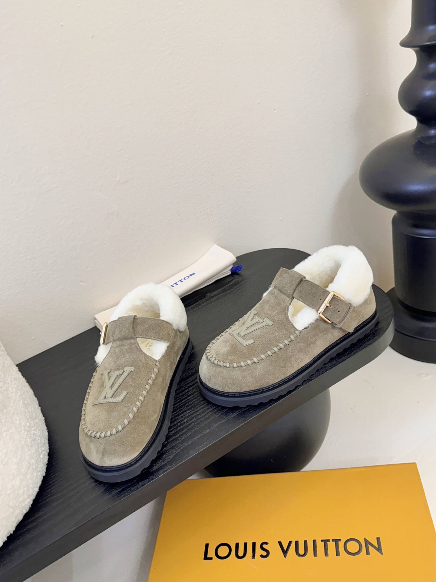 LV fw 秋冬可爱毛毛鞋，勃肯鞋型体，玛丽珍T待设计 把时髦想要的元素融为一体！鞋面用皮条纯手工缝制，