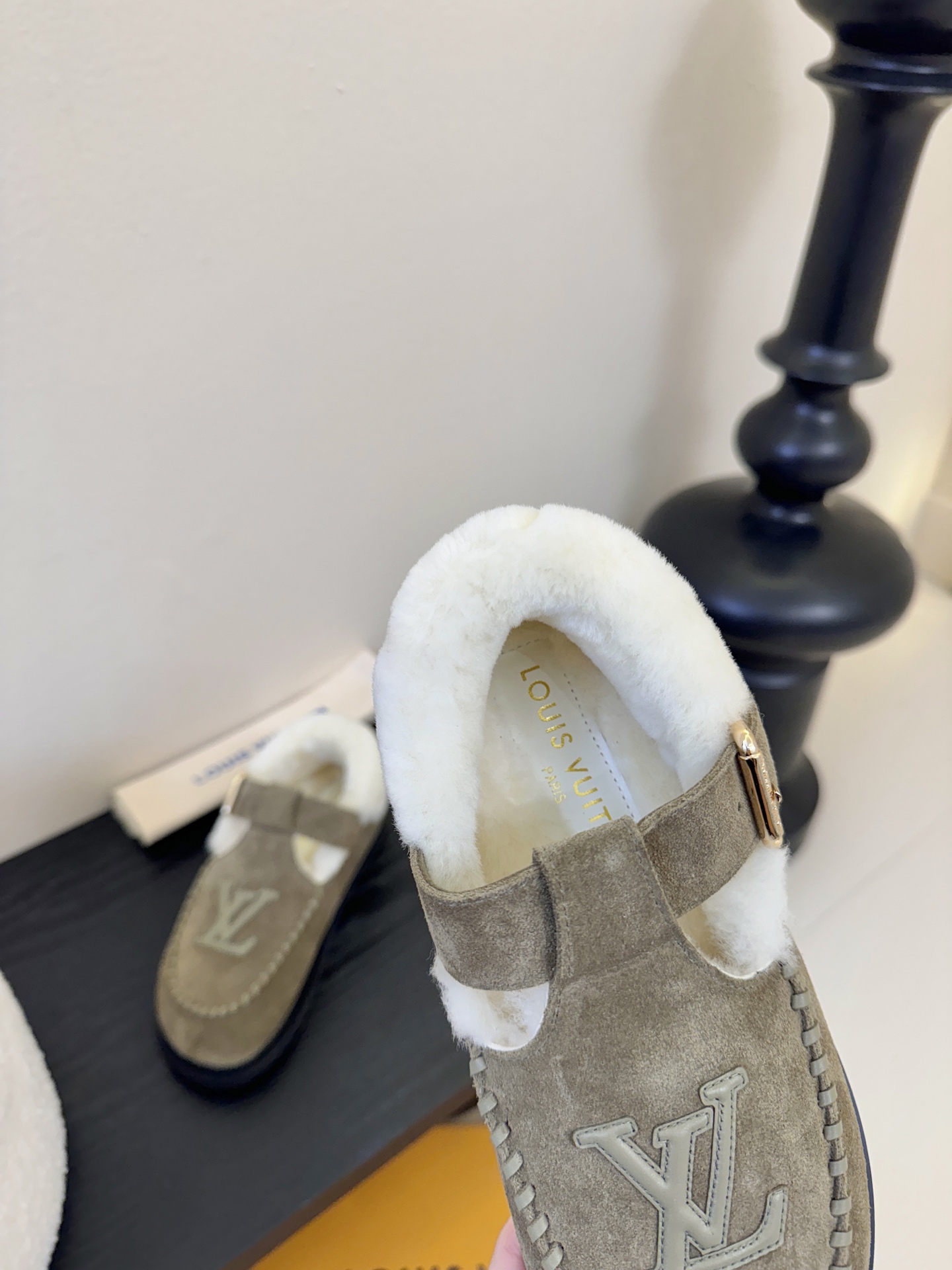 LV fw 秋冬可爱毛毛鞋，勃肯鞋型体，玛丽珍T待设计 把时髦想要的元素融为一体！鞋面用皮条纯手工缝制，