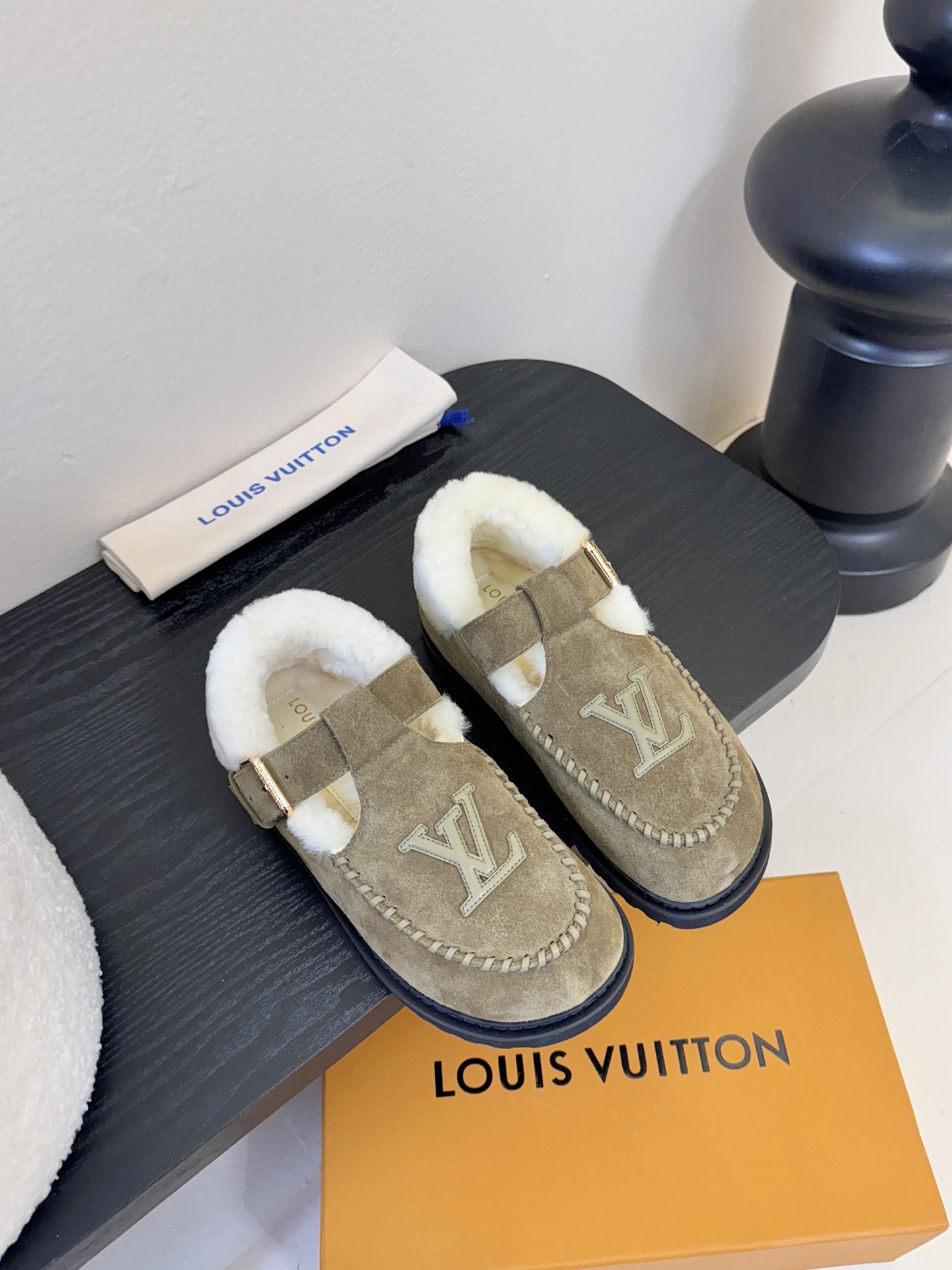 LV fw 秋冬可爱毛毛鞋，勃肯鞋型体，玛丽珍T待设计 把时髦想要的元素融为一体！鞋面用皮条纯手工缝制，