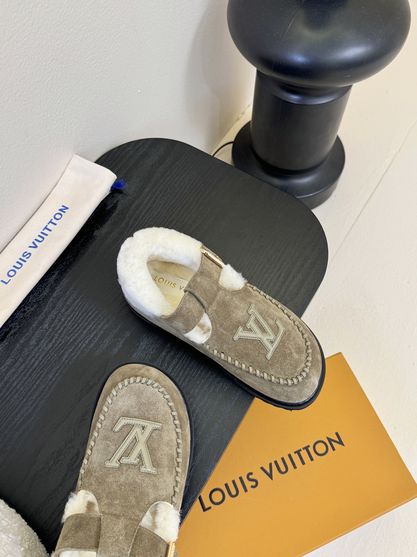 LV fw 秋冬可爱毛毛鞋，勃肯鞋型体，玛丽珍T待设计 把时髦想要的元素融为一体！鞋面用皮条纯手工缝制，