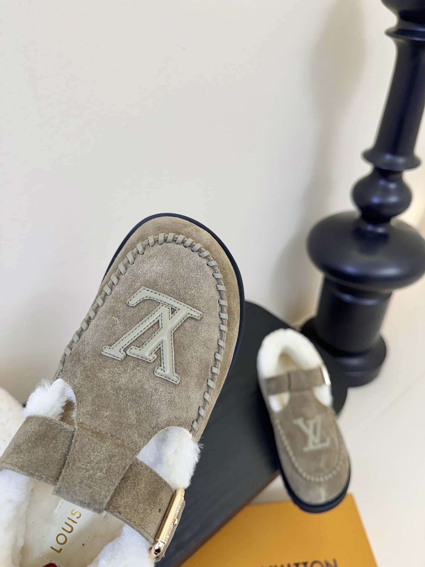 LV fw 秋冬可爱毛毛鞋，勃肯鞋型体，玛丽珍T待设计 把时髦想要的元素融为一体！鞋面用皮条纯手工缝制，