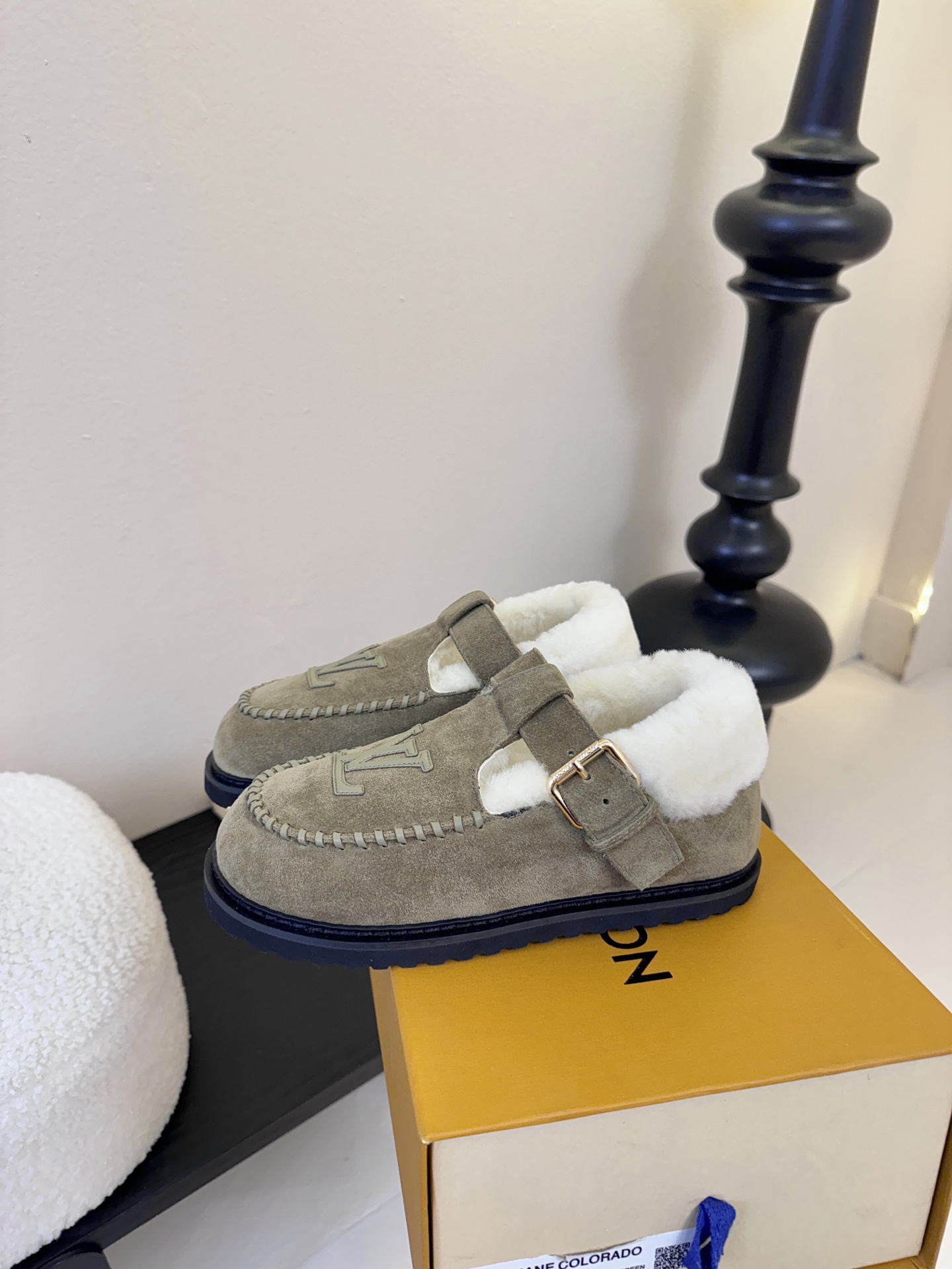 LV fw 秋冬可爱毛毛鞋，勃肯鞋型体，玛丽珍T待设计 把时髦想要的元素融为一体！鞋面用皮条纯手工缝制，