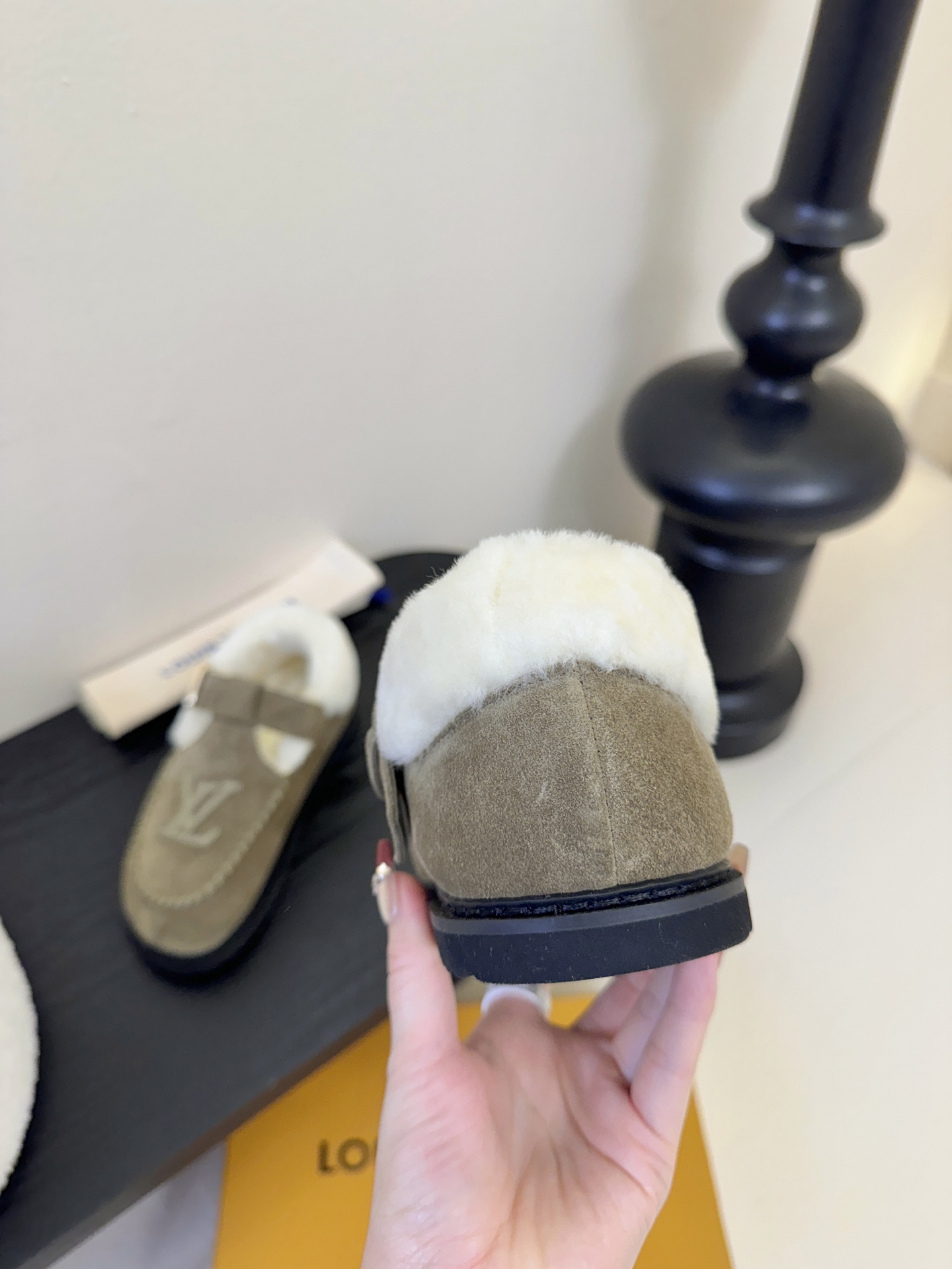 LV fw 秋冬可爱毛毛鞋，勃肯鞋型体，玛丽珍T待设计 把时髦想要的元素融为一体！鞋面用皮条纯手工缝制，