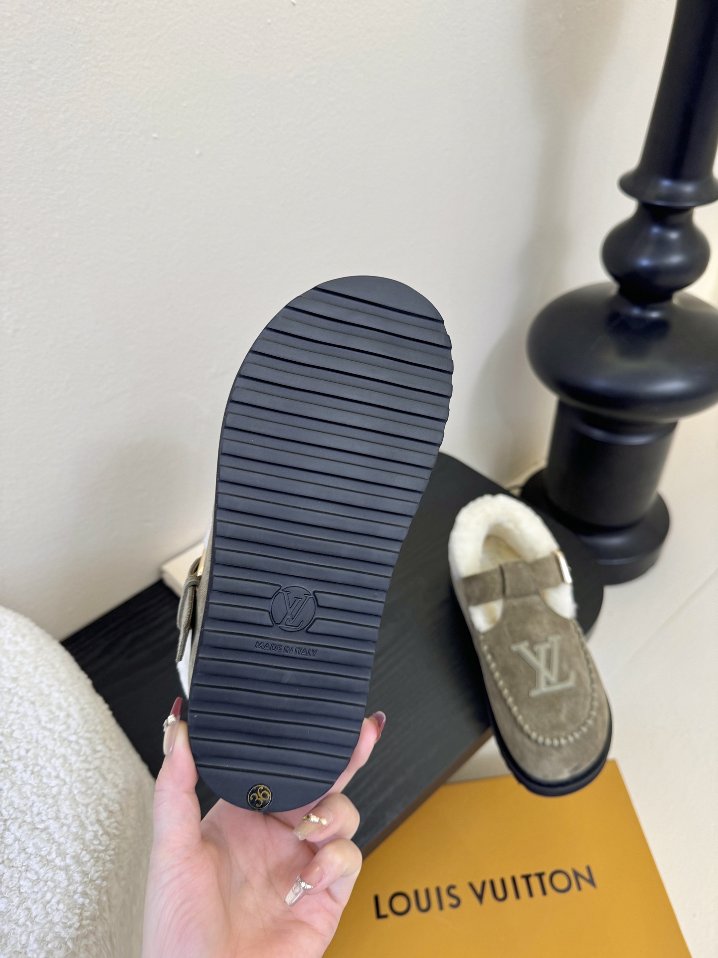 LV fw 秋冬可爱毛毛鞋，勃肯鞋型体，玛丽珍T待设计 把时髦想要的元素融为一体！鞋面用皮条纯手工缝制，