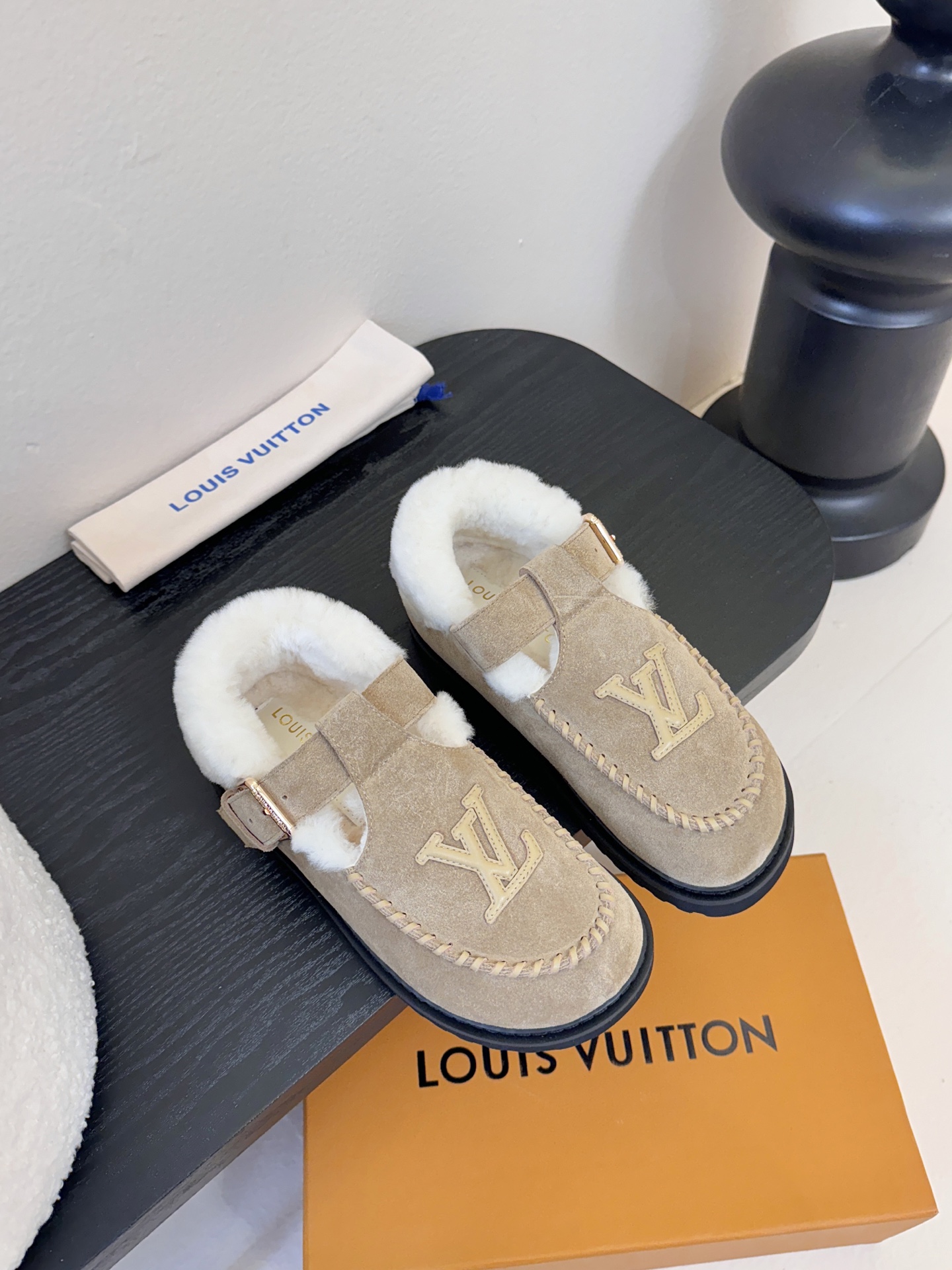 LV fw 秋冬可爱毛毛鞋，勃肯鞋型体，玛丽珍T待设计 把时髦想要的元素融为一体！鞋面用皮条纯手工缝制，