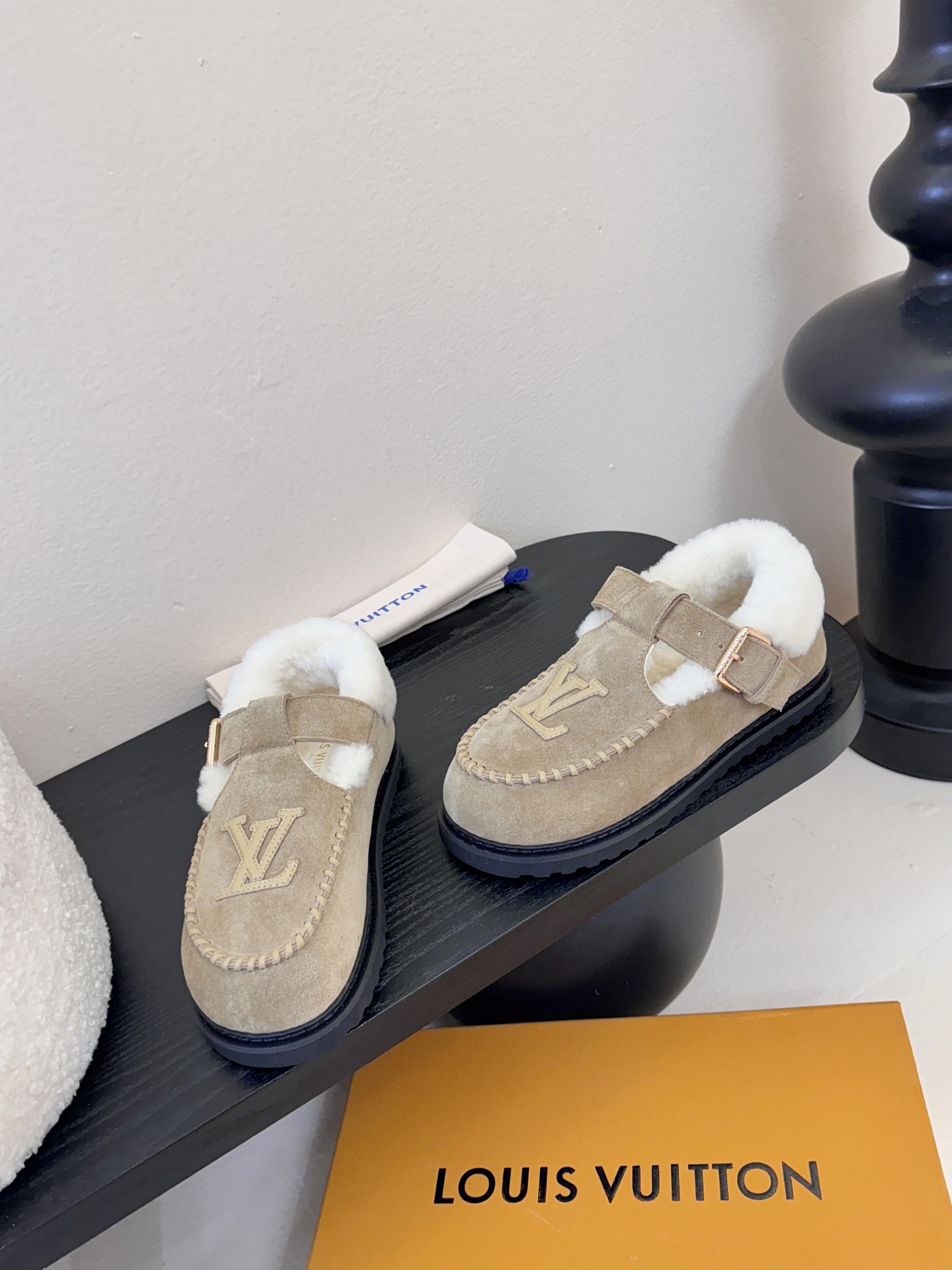 LV fw 秋冬可爱毛毛鞋，勃肯鞋型体，玛丽珍T待设计 把时髦想要的元素融为一体！鞋面用皮条纯手工缝制，