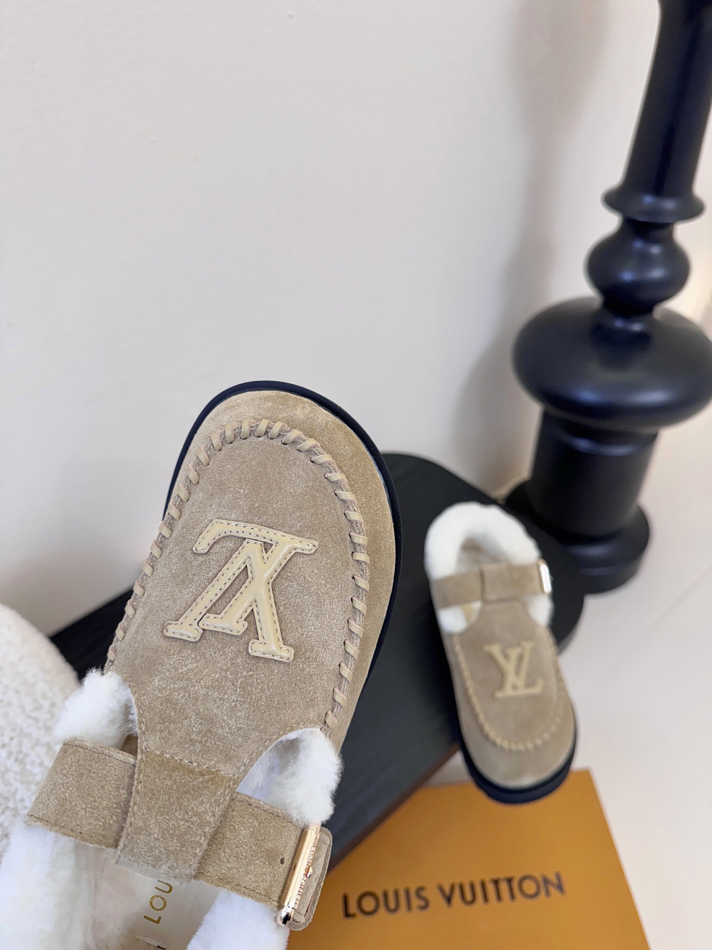 LV fw 秋冬可爱毛毛鞋，勃肯鞋型体，玛丽珍T待设计 把时髦想要的元素融为一体！鞋面用皮条纯手工缝制，