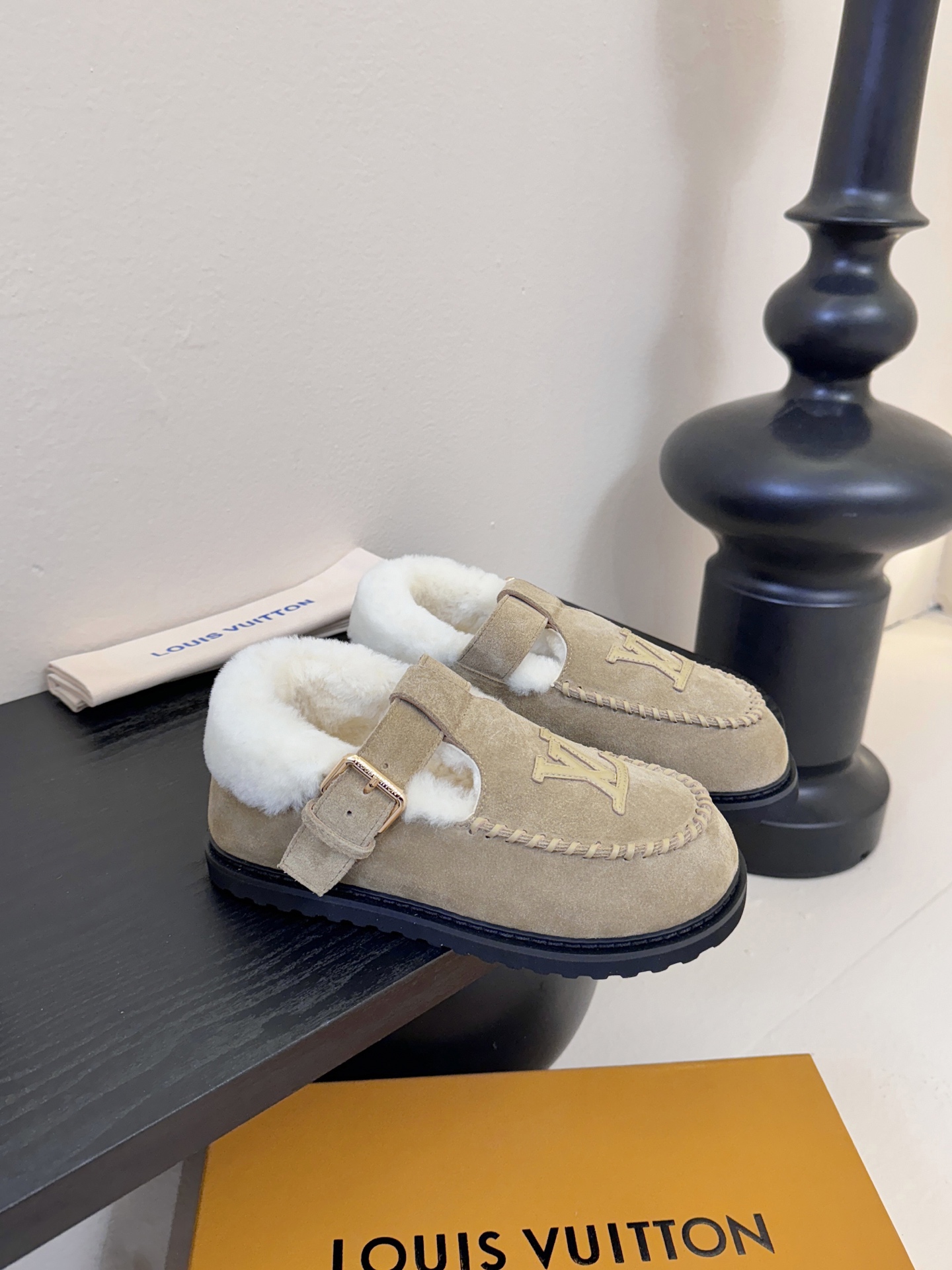 LV fw 秋冬可爱毛毛鞋，勃肯鞋型体，玛丽珍T待设计 把时髦想要的元素融为一体！鞋面用皮条纯手工缝制，