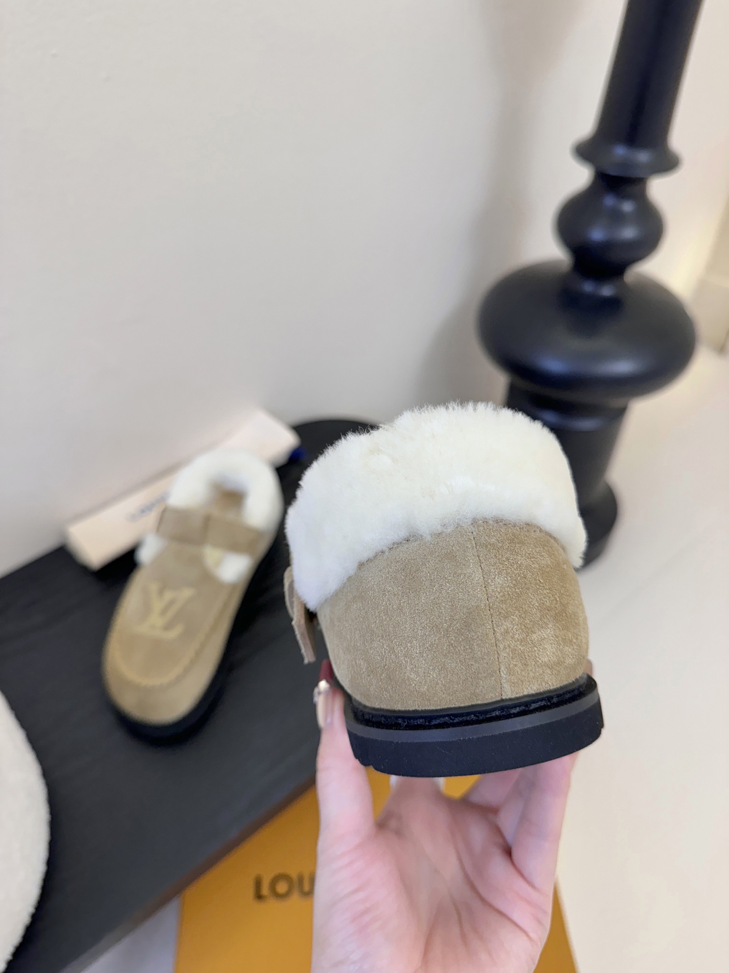 LV fw 秋冬可爱毛毛鞋，勃肯鞋型体，玛丽珍T待设计 把时髦想要的元素融为一体！鞋面用皮条纯手工缝制，