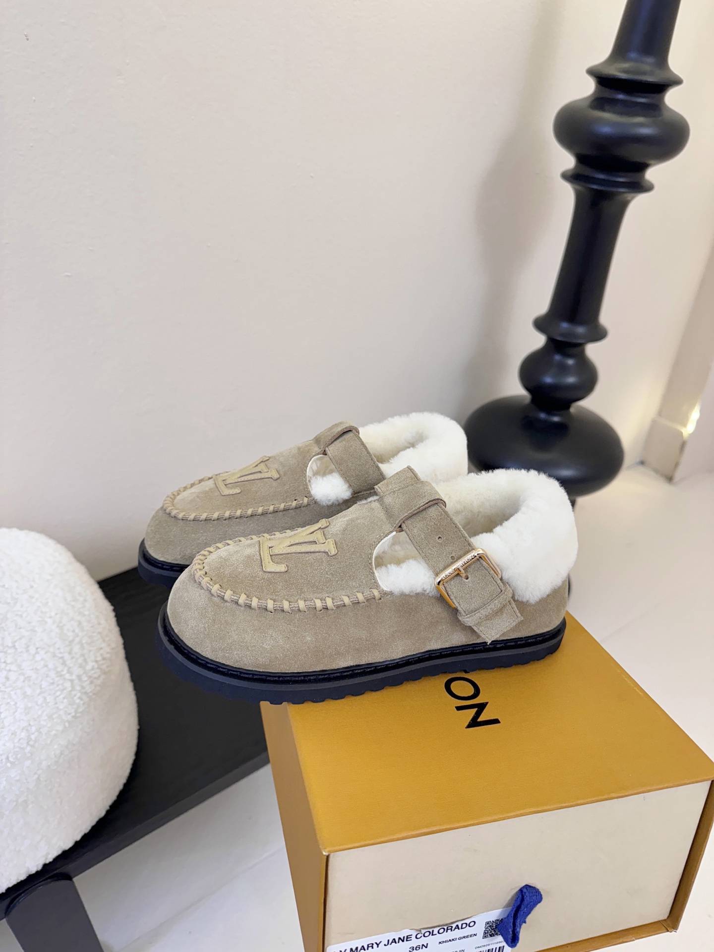 LV fw 秋冬可爱毛毛鞋，勃肯鞋型体，玛丽珍T待设计 把时髦想要的元素融为一体！鞋面用皮条纯手工缝制，