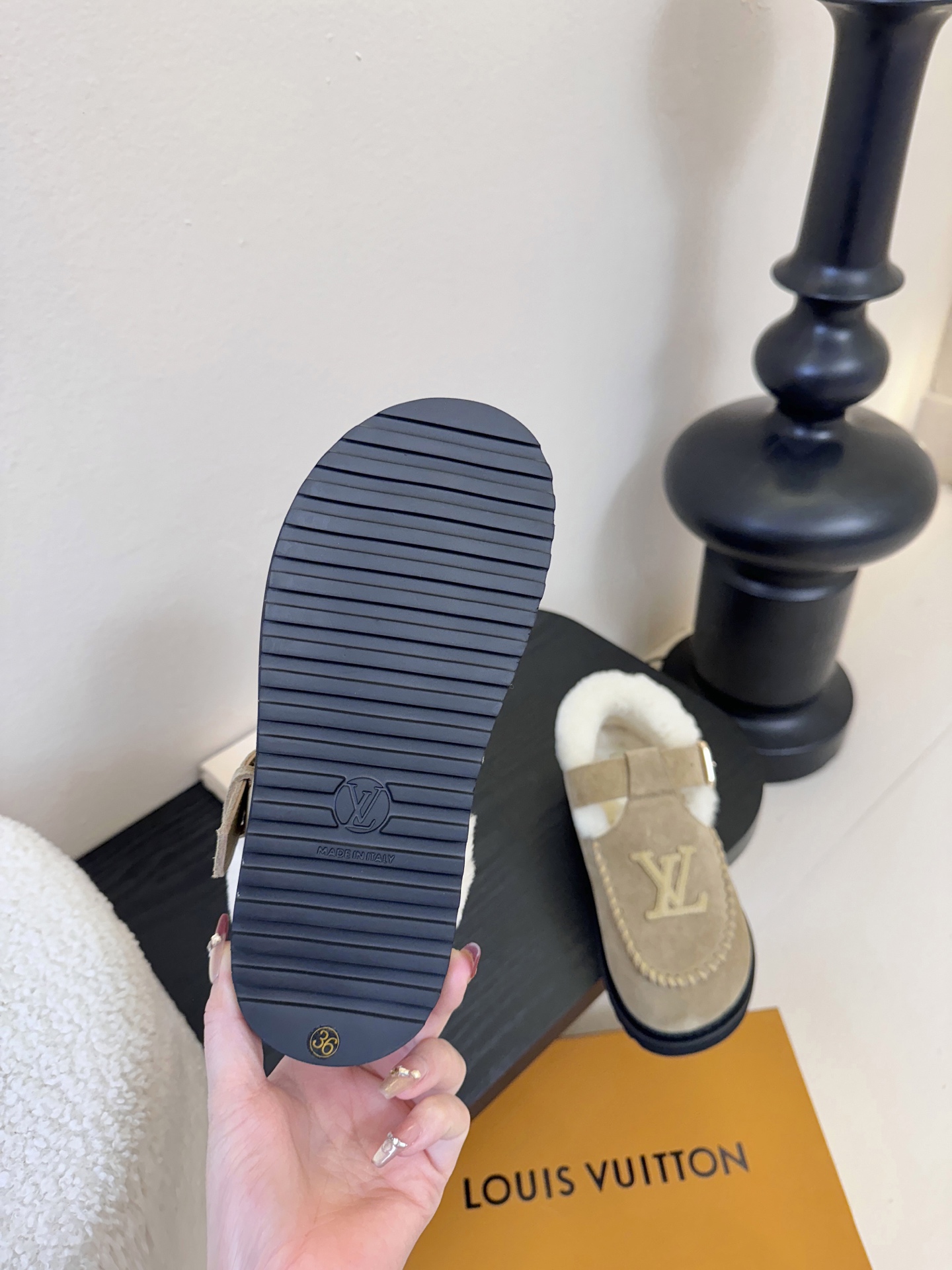 LV fw 秋冬可爱毛毛鞋，勃肯鞋型体，玛丽珍T待设计 把时髦想要的元素融为一体！鞋面用皮条纯手工缝制，