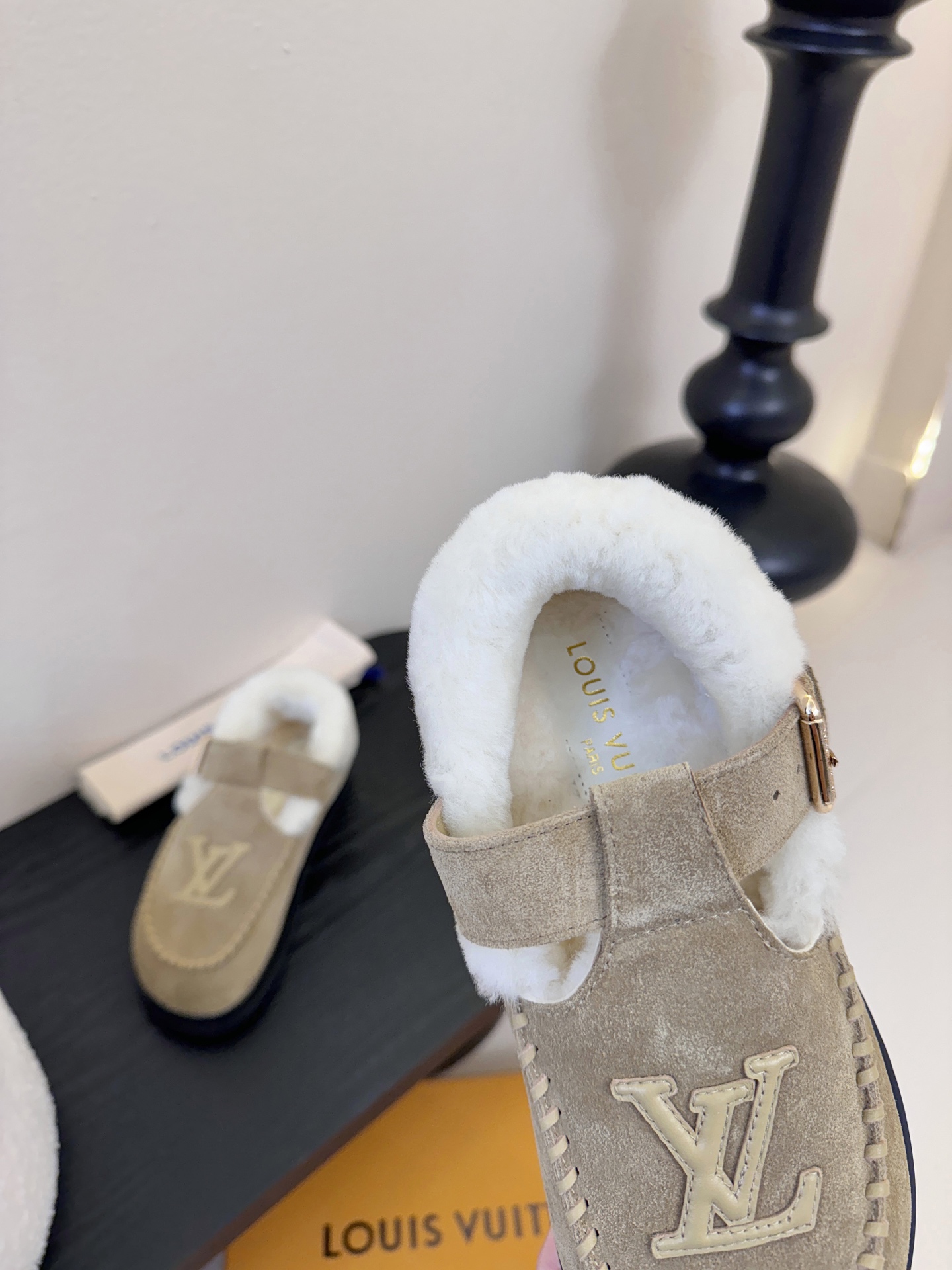 LV fw 秋冬可爱毛毛鞋，勃肯鞋型体，玛丽珍T待设计 把时髦想要的元素融为一体！鞋面用皮条纯手工缝制，