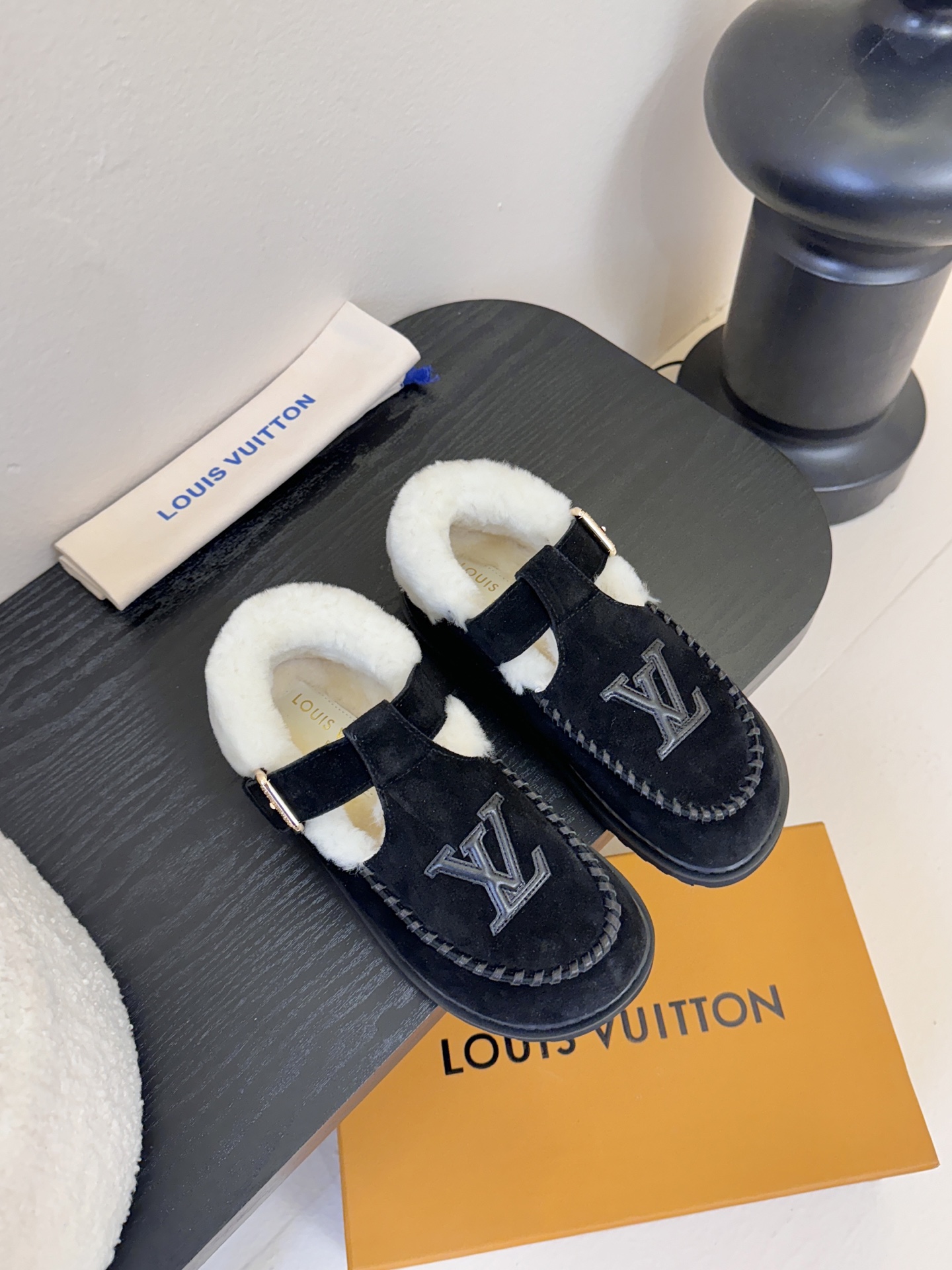 NO:593449,LV fw autumn and winter cute furry shoes, Birkenstock shoes, Mary Jane T to be designed, integrating fashionable and desirable elements!  The upper is hand-sewn with leather strips, highlighting the charm of handmade work. The inner lining is made of fur, so it doesn't feel too comfortable to wear. Wear it with socks, it looks great. The sole is made of foam material, which feels light and comfortable on the feet!  Size 35-40 (40 customized), loafers, woolen shoes, louis vuitton, loafers, mary jane, socks19860909LV fw 秋冬可爱毛毛鞋,勃肯鞋型体,玛丽珍T待设计 把时髦想要的元素融为一体！ 鞋面用皮条纯手工缝制,彰显手工作品的魅力 内里皮毛一体材质,穿起来不要太舒服呀、配个袜子穿、好看死了 鞋底发泡材质的,脚感轻盈舒适！ 码数35-40（40 订做）,乐福鞋毛毛鞋,louis vuitton,loafers,mary jane,socks,Women's Shoes