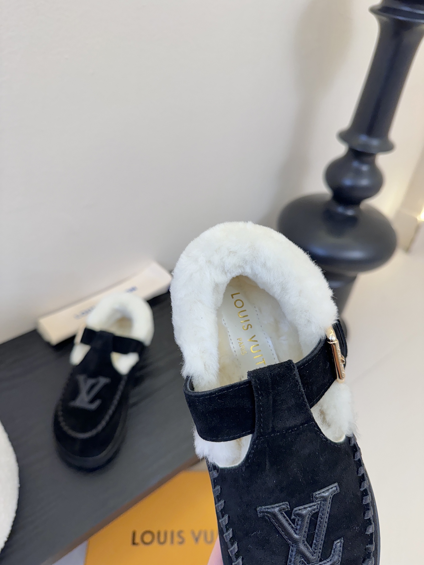 LV fw 秋冬可爱毛毛鞋，勃肯鞋型体，玛丽珍T待设计 把时髦想要的元素融为一体！鞋面用皮条纯手工缝制，