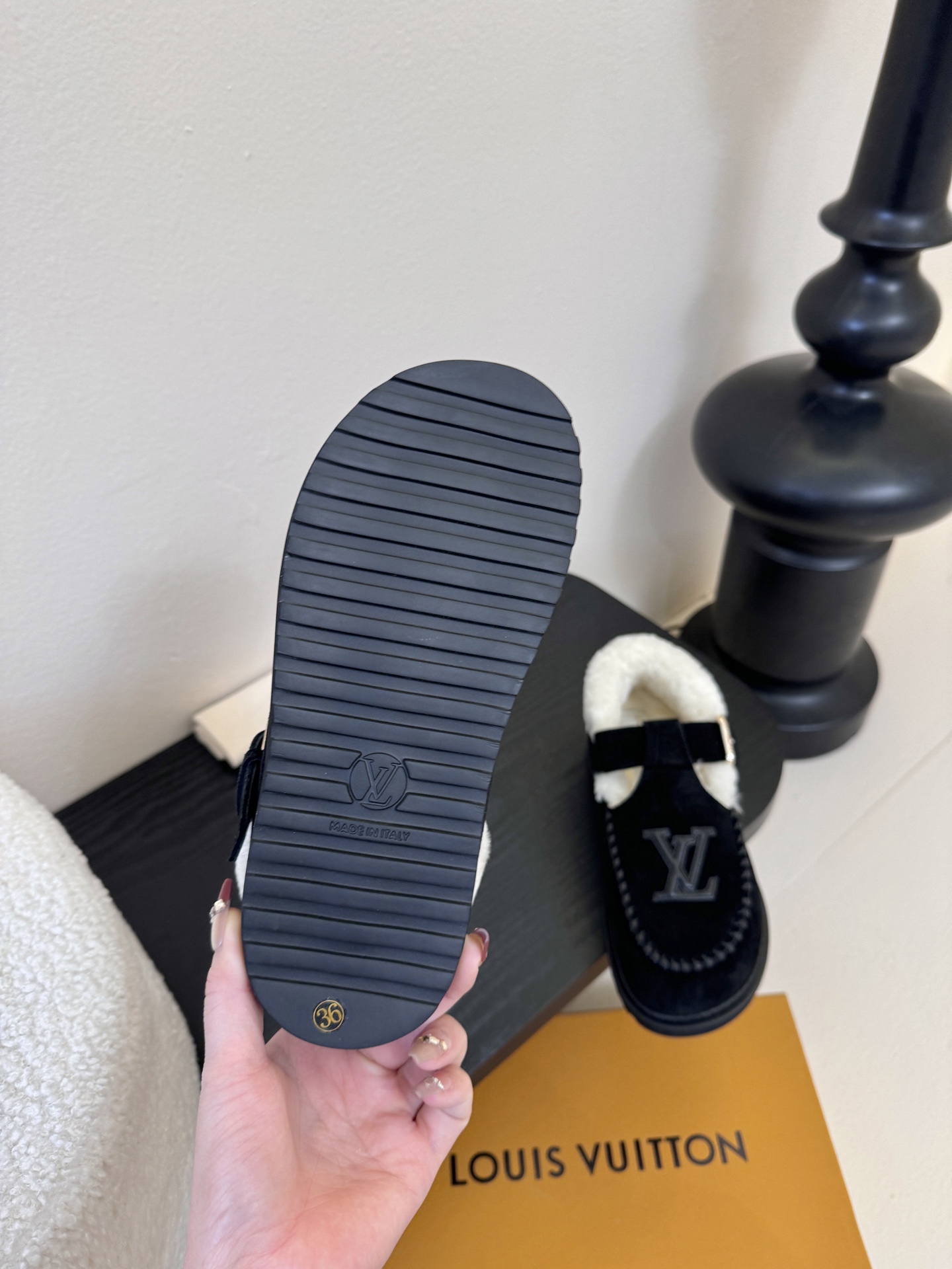 LV fw 秋冬可爱毛毛鞋，勃肯鞋型体，玛丽珍T待设计 把时髦想要的元素融为一体！鞋面用皮条纯手工缝制，