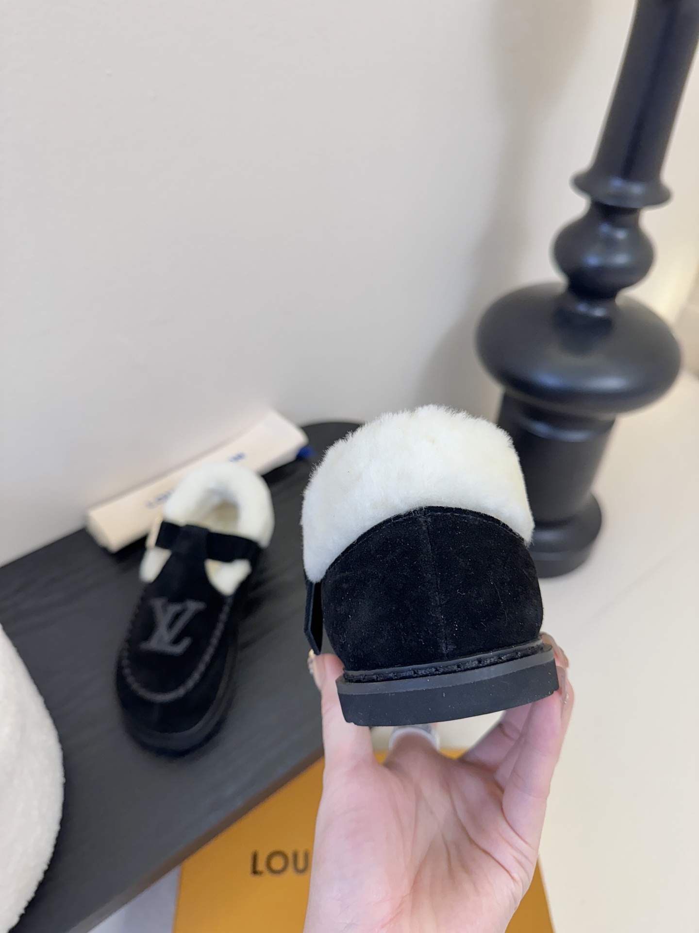 LV fw 秋冬可爱毛毛鞋，勃肯鞋型体，玛丽珍T待设计 把时髦想要的元素融为一体！鞋面用皮条纯手工缝制，