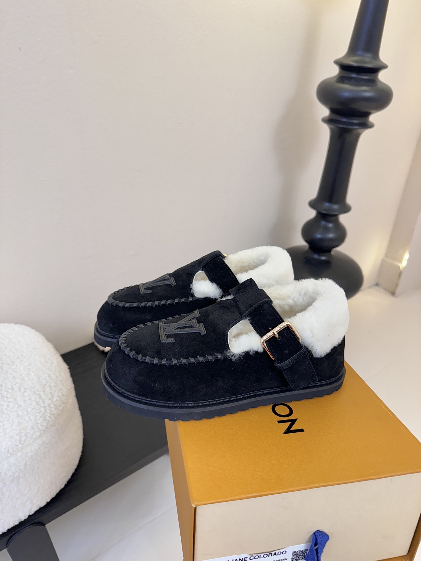 LV fw 秋冬可爱毛毛鞋，勃肯鞋型体，玛丽珍T待设计 把时髦想要的元素融为一体！鞋面用皮条纯手工缝制，