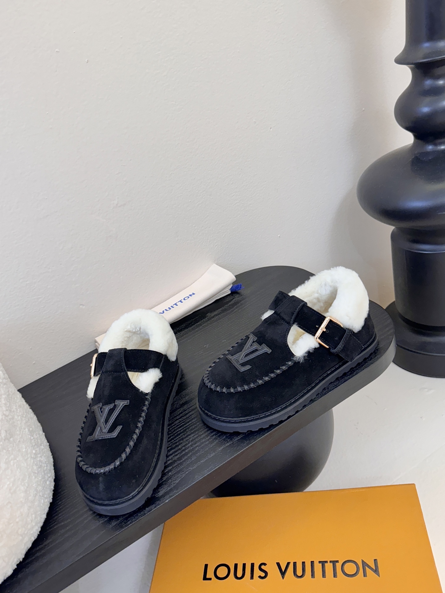 LV fw 秋冬可爱毛毛鞋，勃肯鞋型体，玛丽珍T待设计 把时髦想要的元素融为一体！鞋面用皮条纯手工缝制，