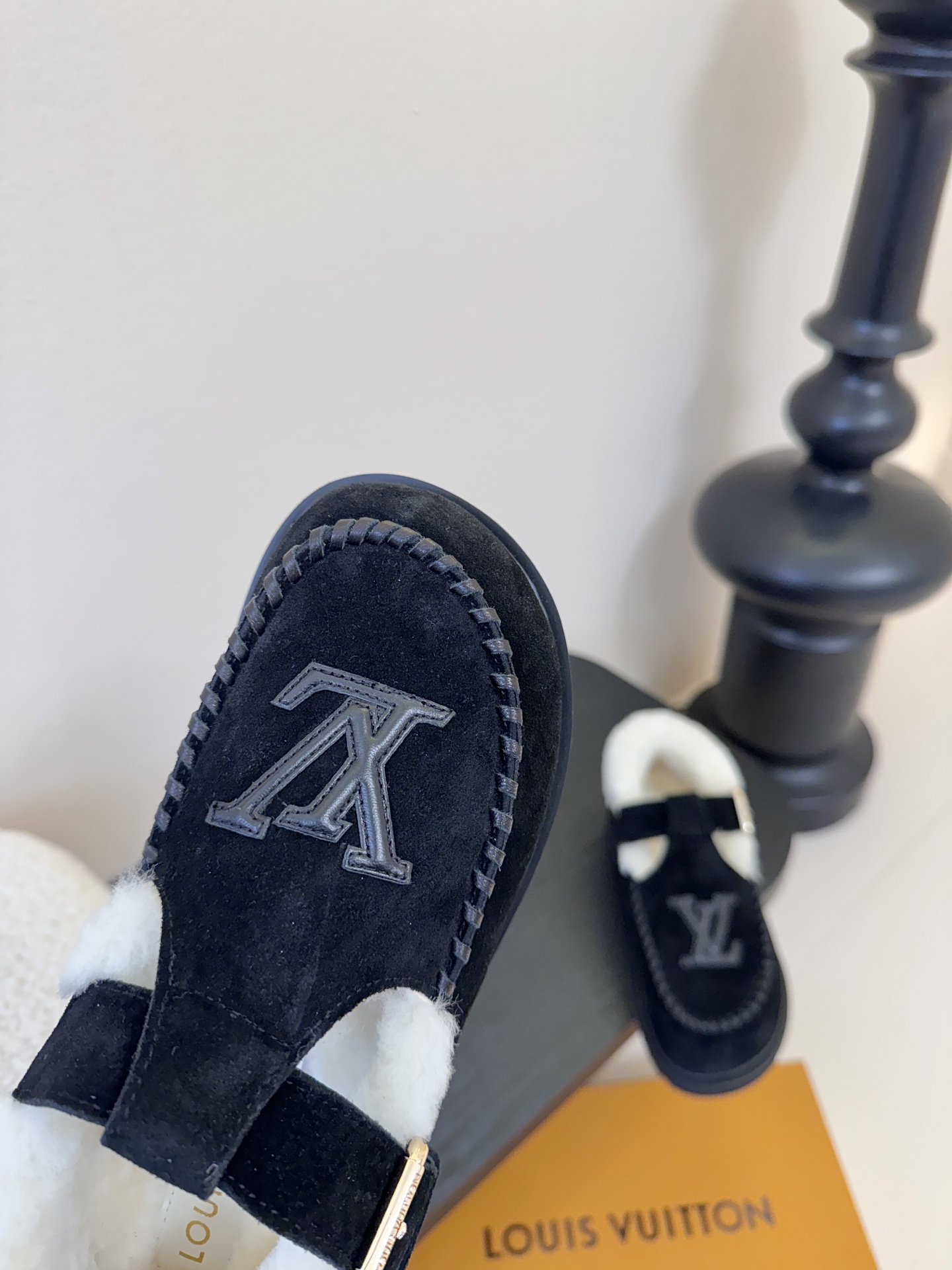 LV fw 秋冬可爱毛毛鞋，勃肯鞋型体，玛丽珍T待设计 把时髦想要的元素融为一体！鞋面用皮条纯手工缝制，