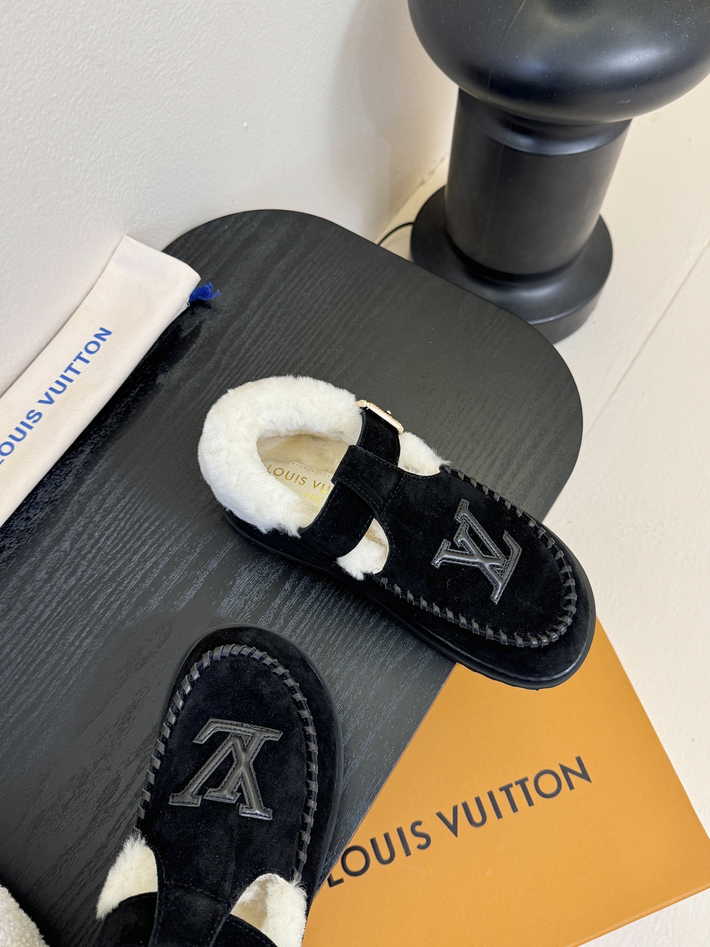 LV fw 秋冬可爱毛毛鞋，勃肯鞋型体，玛丽珍T待设计 把时髦想要的元素融为一体！鞋面用皮条纯手工缝制，