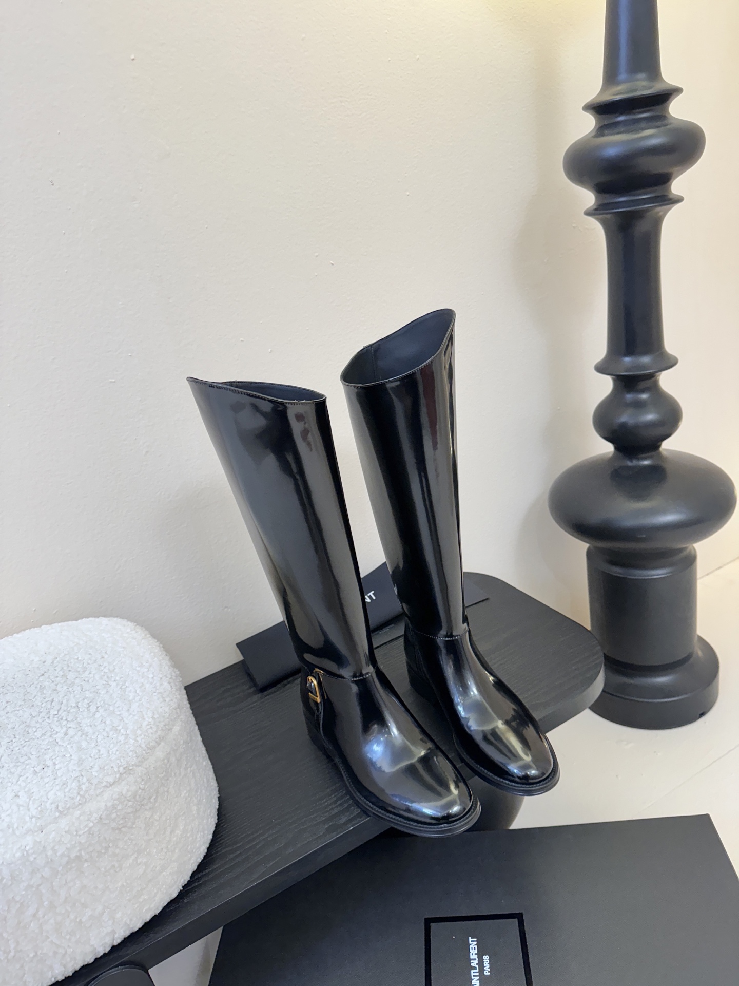 NO:593447,Saint Laurent Autumn 25ss black metal buckle cowhide boots are made of high-quality cowhide, with fine and shiny leather and high-end texture. The metal buckle design is the finishing touch, adding a tough motorcycle style element to the whole. The rubber outsole is non-slip and wear-resistant, comfortable for daily wear and suitable for a variety of scenes.  The long-cut style can be paired with black tight leather pants, a black motorcycle jacket as a top, and metal chain accessories to create a handsome motorcycle style. The short-cut style can be paired with high-waist straight jeans and a white shirt, and a khaki windbreaker, which can not only show a retro charm, but also meet the smart needs of commuting. Beaded upper, cowhide lining, original open-molded outsole, Size35-40 (40. Customized, non-refundable), boots, saint laurent, saint  laurent,boots,jeans,jackets & coats,shirts,cowhide19860909Saint Laurent圣罗兰秋25ss 黑色金属扣饰牛皮靴 采用优质牛皮打造,皮质细腻有光泽,质感高级；金属扣饰设计是点睛之笔,为整体增添了硬朗的机车风元素.橡胶大底,防滑耐磨,日常穿着舒适且适配多种场景. 长筒款可搭配黑色紧身皮裤,上衣选择黑色机车夹克,再搭配金属链条配饰,打造出帅气十足的机车风造型.短筒款搭配高腰直筒牛仔裤和白色衬衫,外搭一件卡其色风衣,既能展现复古韵味,又能满足通勤的干练需求. 鞋面开边珠 内里牛皮 大底原版开模大底 Size35-40（40.定制不退换）,靴子,saint laurent,saint laurent,boots,jeans,jackets & coats,shirts,cowhide,Women's Shoes