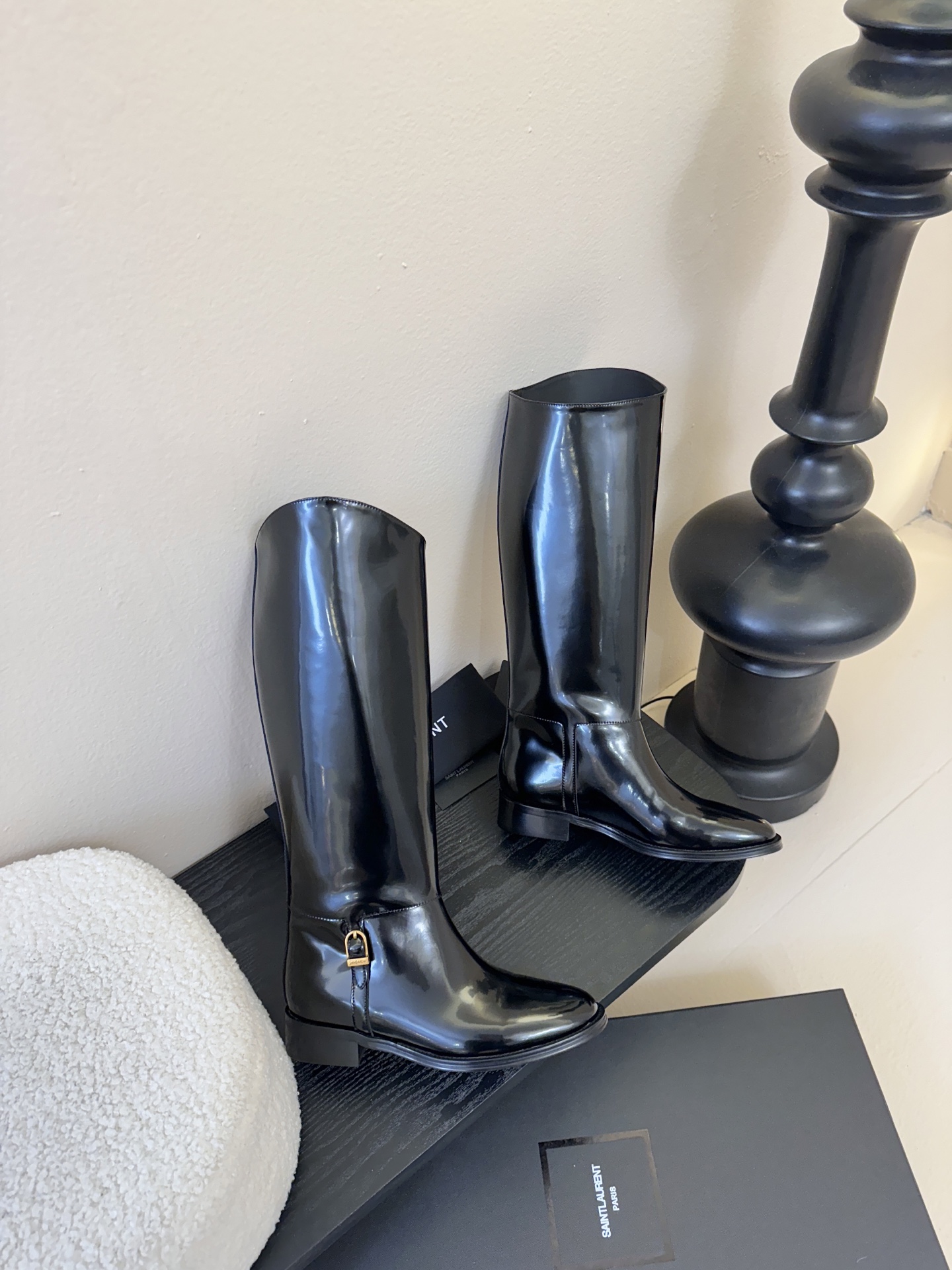 Saint Laurent圣罗兰秋25ss 黑色金属扣饰牛皮靴采用优质牛皮打造，皮质细腻有光泽，质感高级