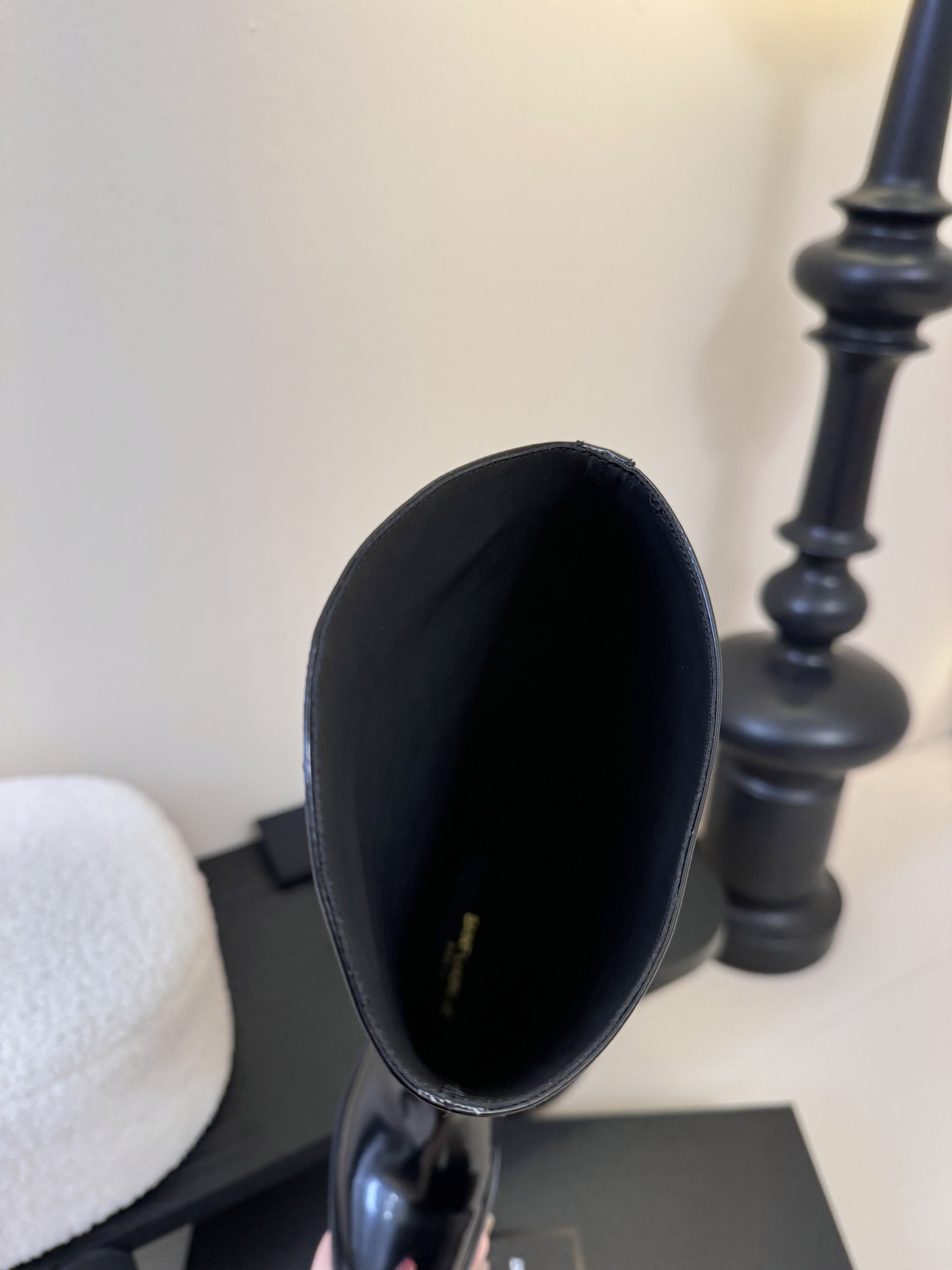 Saint Laurent圣罗兰秋25ss 黑色金属扣饰牛皮靴采用优质牛皮打造，皮质细腻有光泽，质感高级