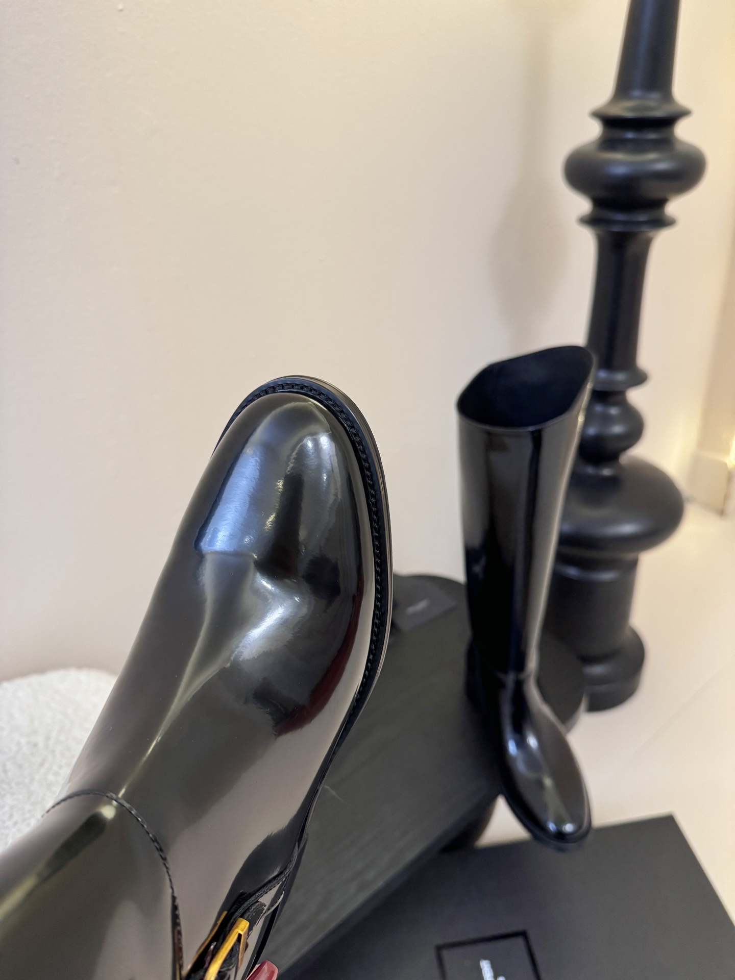 Saint Laurent圣罗兰秋25ss 黑色金属扣饰牛皮靴采用优质牛皮打造，皮质细腻有光泽，质感高级