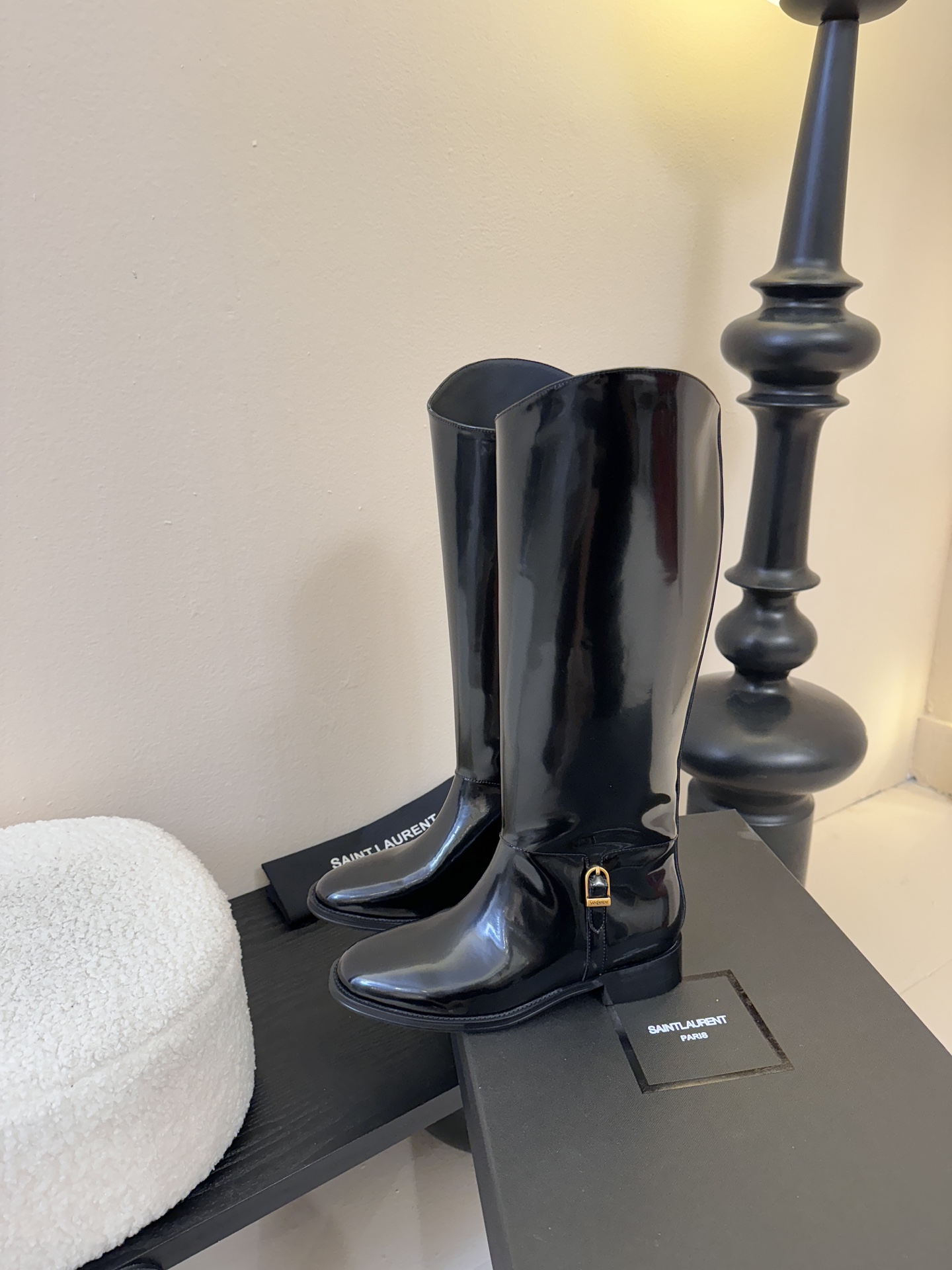 Saint Laurent圣罗兰秋25ss 黑色金属扣饰牛皮靴采用优质牛皮打造，皮质细腻有光泽，质感高级