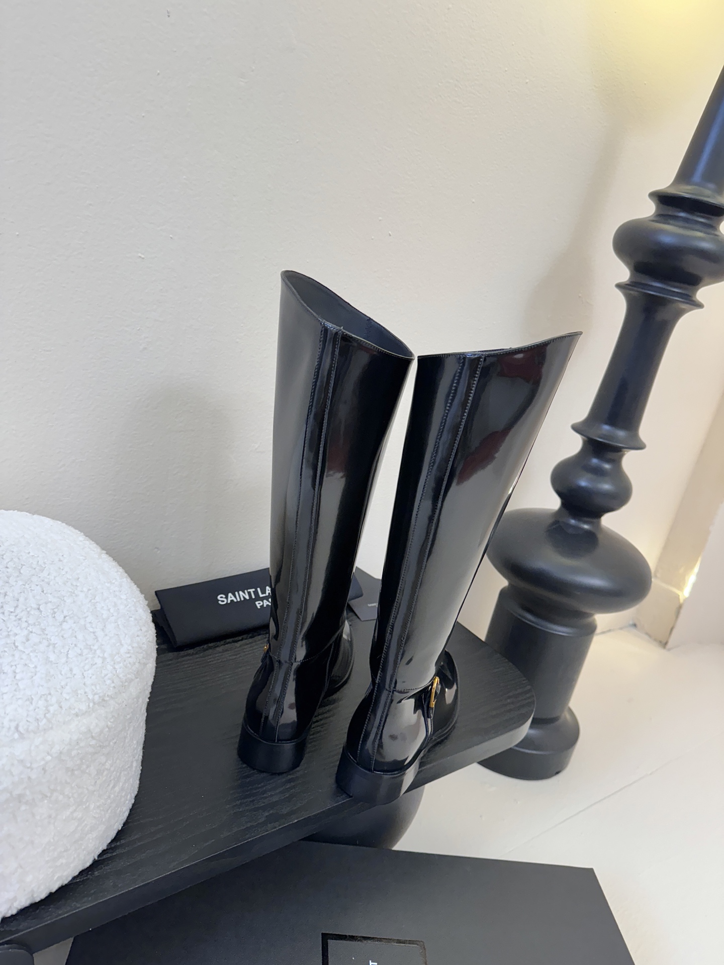 Saint Laurent圣罗兰秋25ss 黑色金属扣饰牛皮靴采用优质牛皮打造，皮质细腻有光泽，质感高级