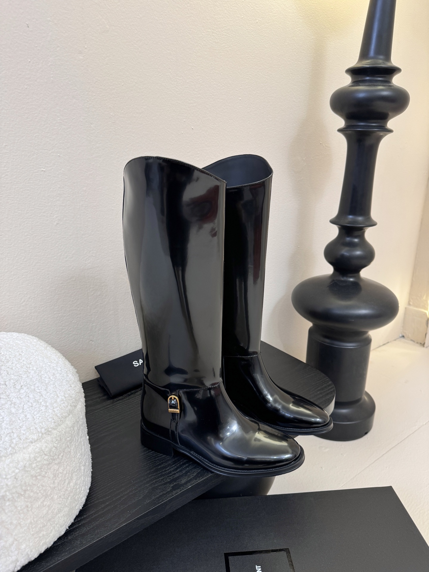 Saint Laurent圣罗兰秋25ss 黑色金属扣饰牛皮靴采用优质牛皮打造，皮质细腻有光泽，质感高级