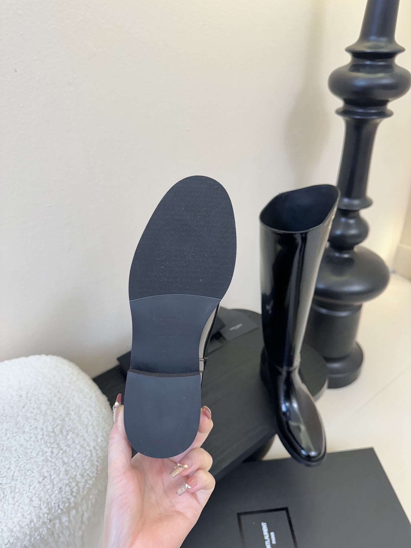 Saint Laurent圣罗兰秋25ss 黑色金属扣饰牛皮靴采用优质牛皮打造，皮质细腻有光泽，质感高级