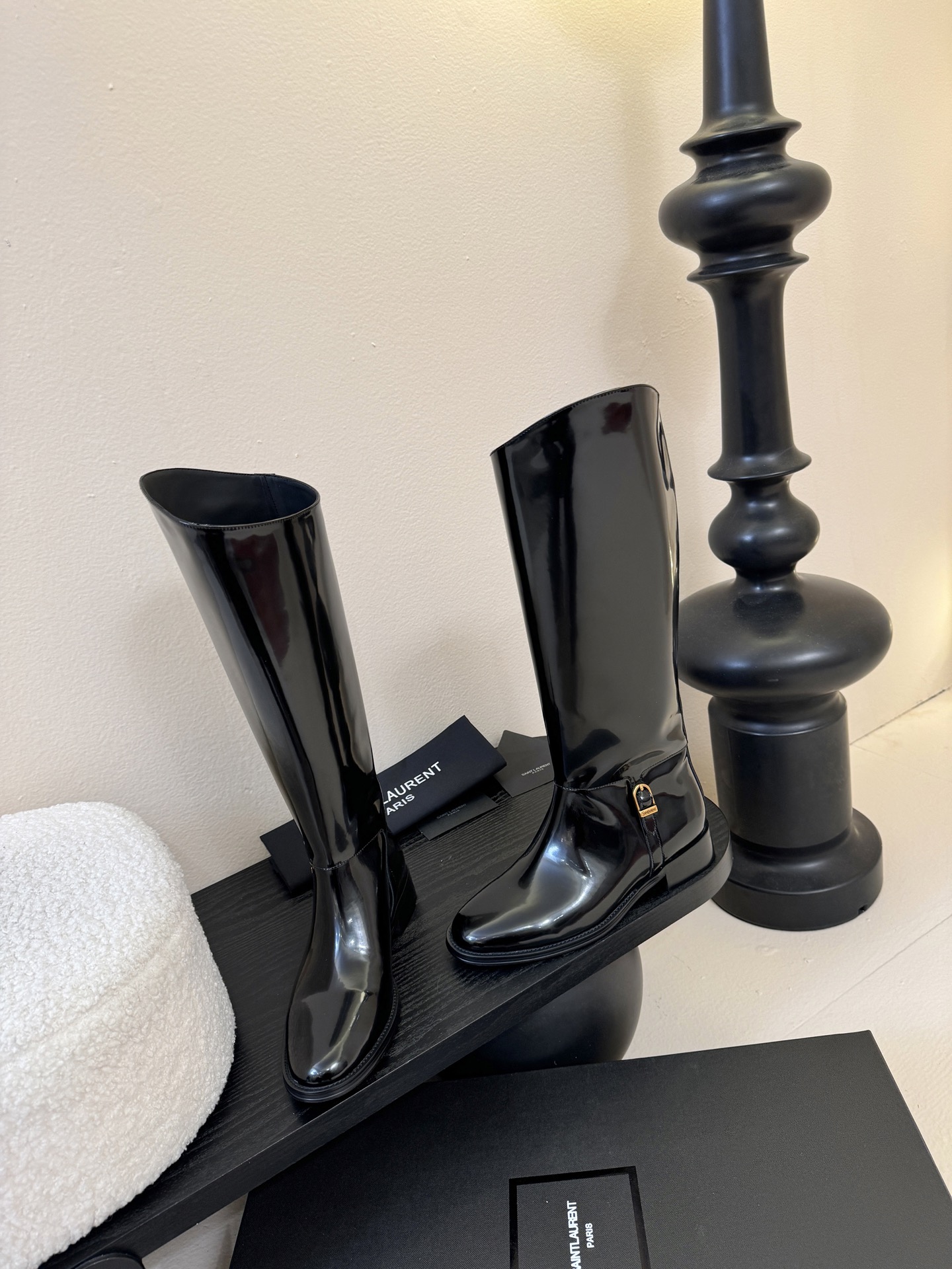 Saint Laurent圣罗兰秋25ss 黑色金属扣饰牛皮靴采用优质牛皮打造，皮质细腻有光泽，质感高级