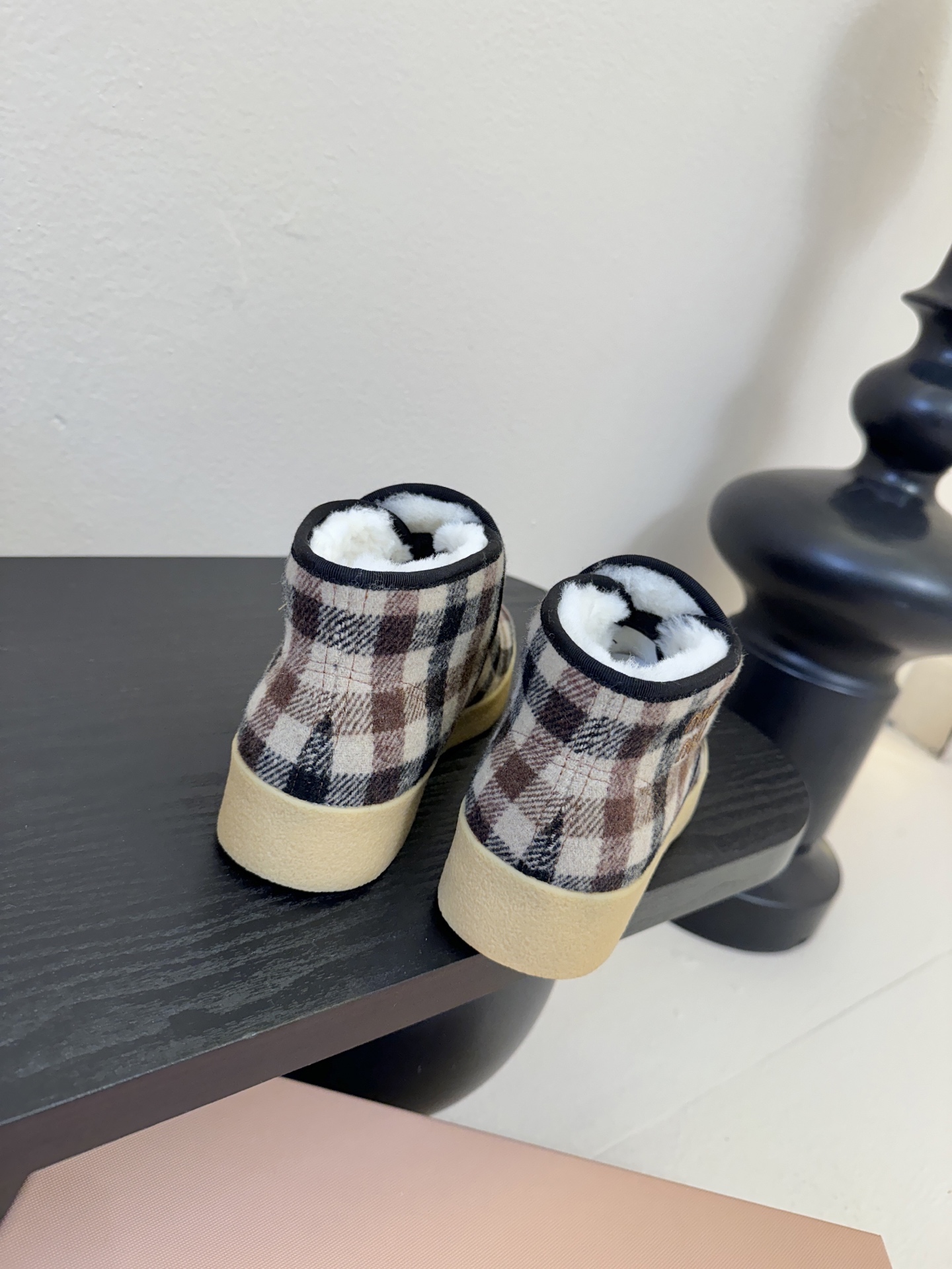 miumiu缪缪毛拖鞋2025秋冬新款棉鞋毛毛靴来自Miu Miu系列的细节特写 新季的潮流要素与此刻挚