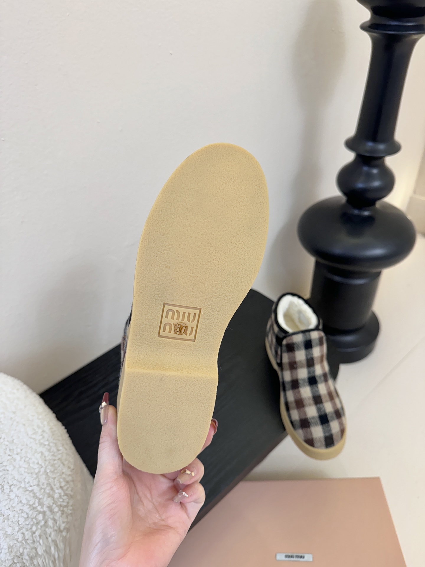 miumiu缪缪毛拖鞋2025秋冬新款棉鞋毛毛靴来自Miu Miu系列的细节特写 新季的潮流要素与此刻挚