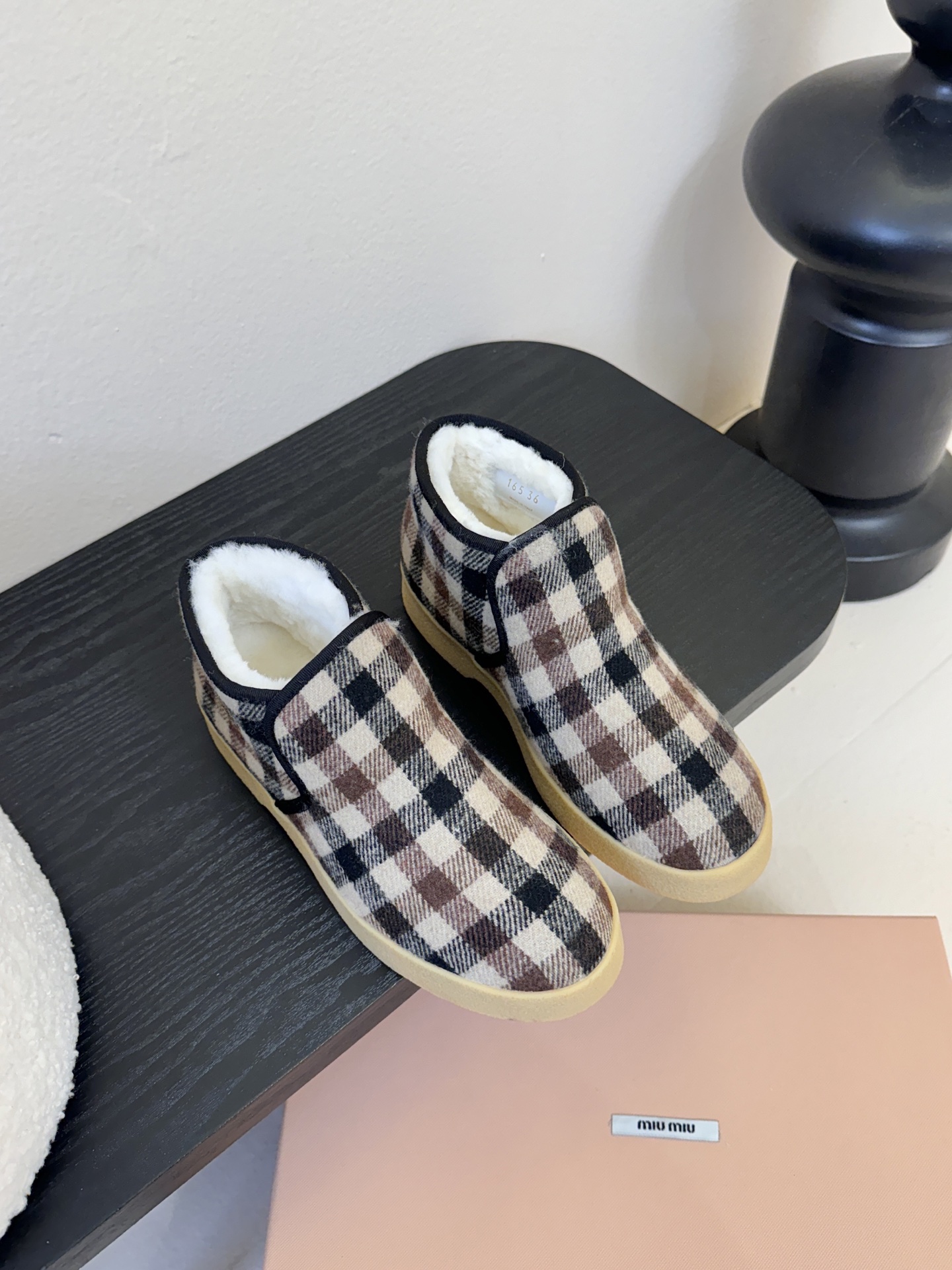 miumiu缪缪毛拖鞋2025秋冬新款棉鞋毛毛靴来自Miu Miu系列的细节特写 新季的潮流要素与此刻挚