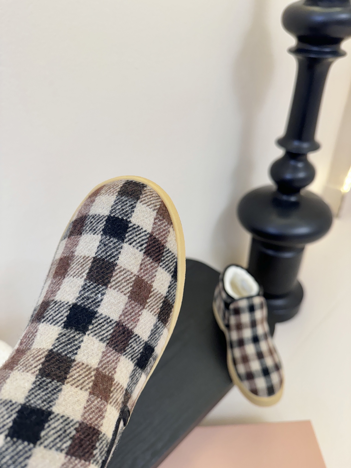 miumiu缪缪毛拖鞋2025秋冬新款棉鞋毛毛靴来自Miu Miu系列的细节特写 新季的潮流要素与此刻挚